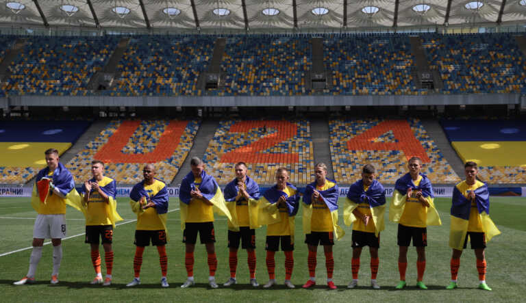 Με μηνύματα κατά του πολέμου ξεκίνησε το ουκρανικό πρωτάθλημα – Τυλιγμένοι με σημαίες της Ουκρανίας οι παίκτες της Σαχτάρ Ντόνετσκ