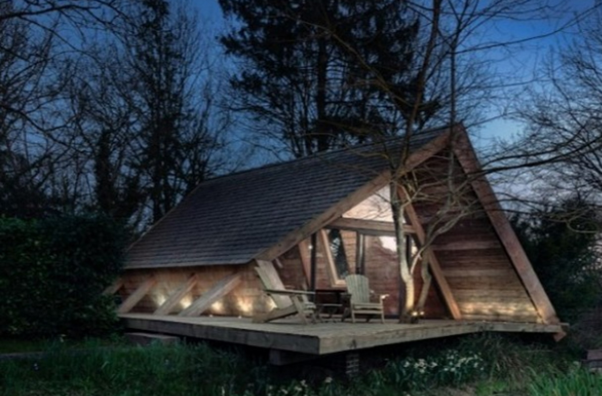 Βρετανία: Το σπίτι με την «παιγνιώδη γεωμετρία» μέσα σε κήπο κατοικίας στο Γουίντσεστερ