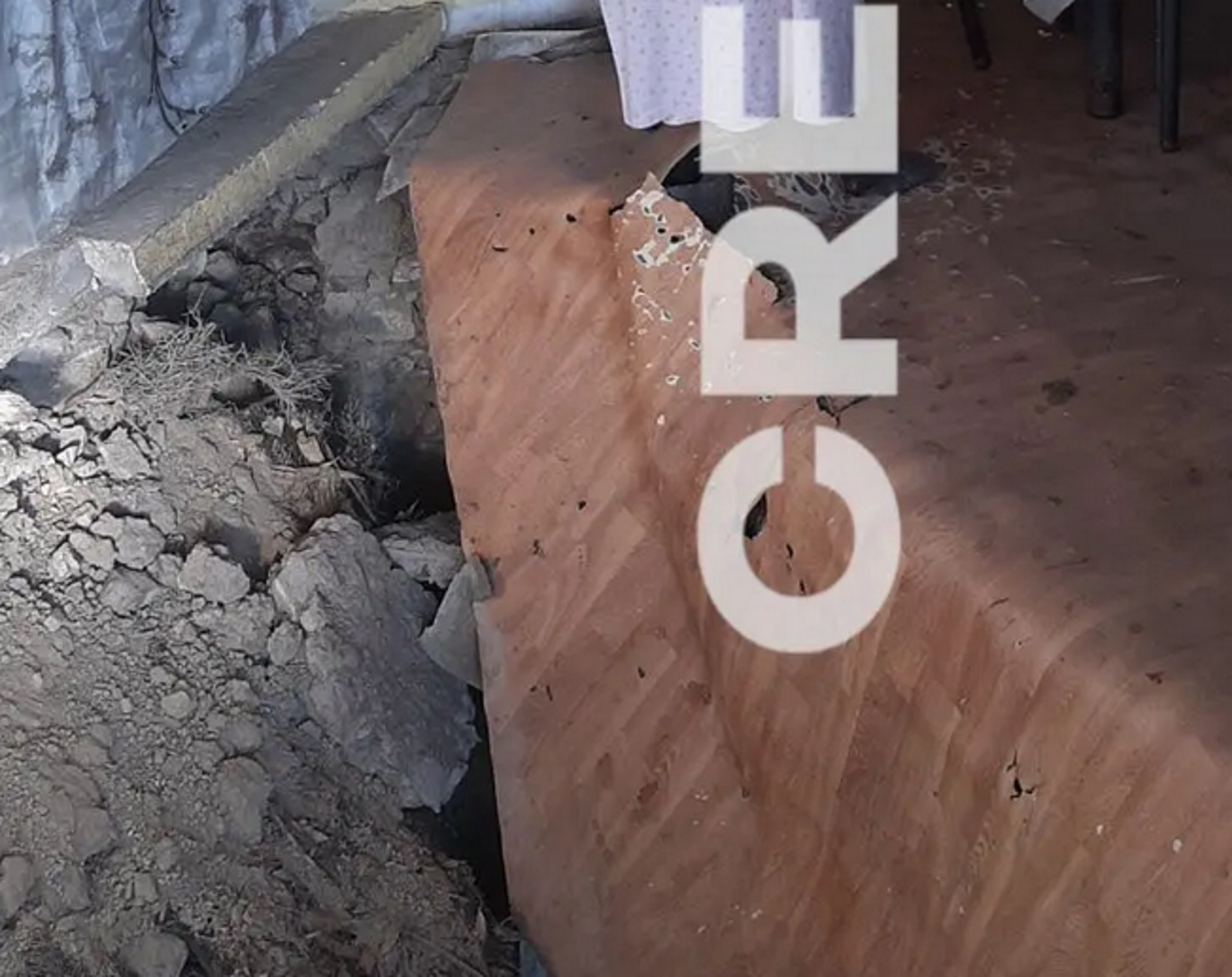 Ρέθυμνο: Έτσι σκοτώθηκε η γυναίκα σπίτι της – Εικόνες από το πάτωμα που κατέρρευσε μέσα στην κουζίνα