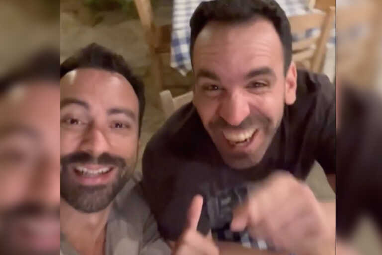 Ο Σάκης Τανιμανίδης σε βραδινή έξοδο στη Μύκονο με τον Javier από το World Party