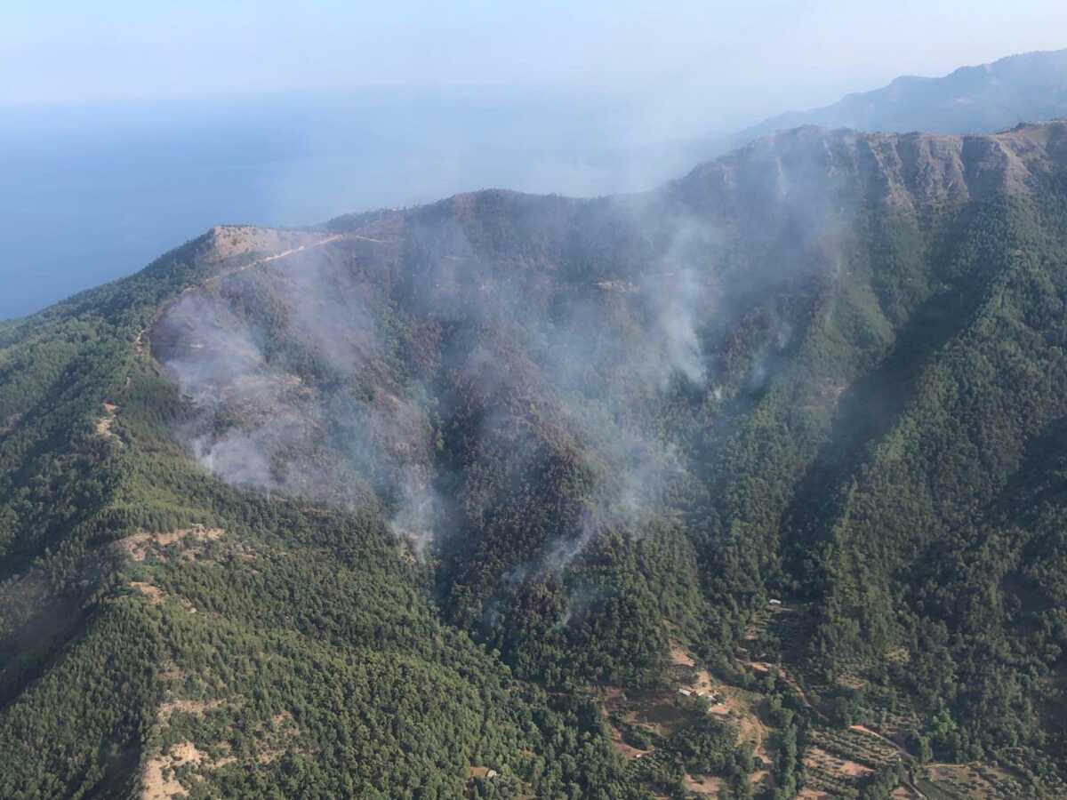 Φωτιά στη Θάσο: Βελτιώνεται η εικόνα στο πύρινο μέτωπο – Οι περιοχές που απαγορεύεται το κολύμπι και η διέλευση σκαφών