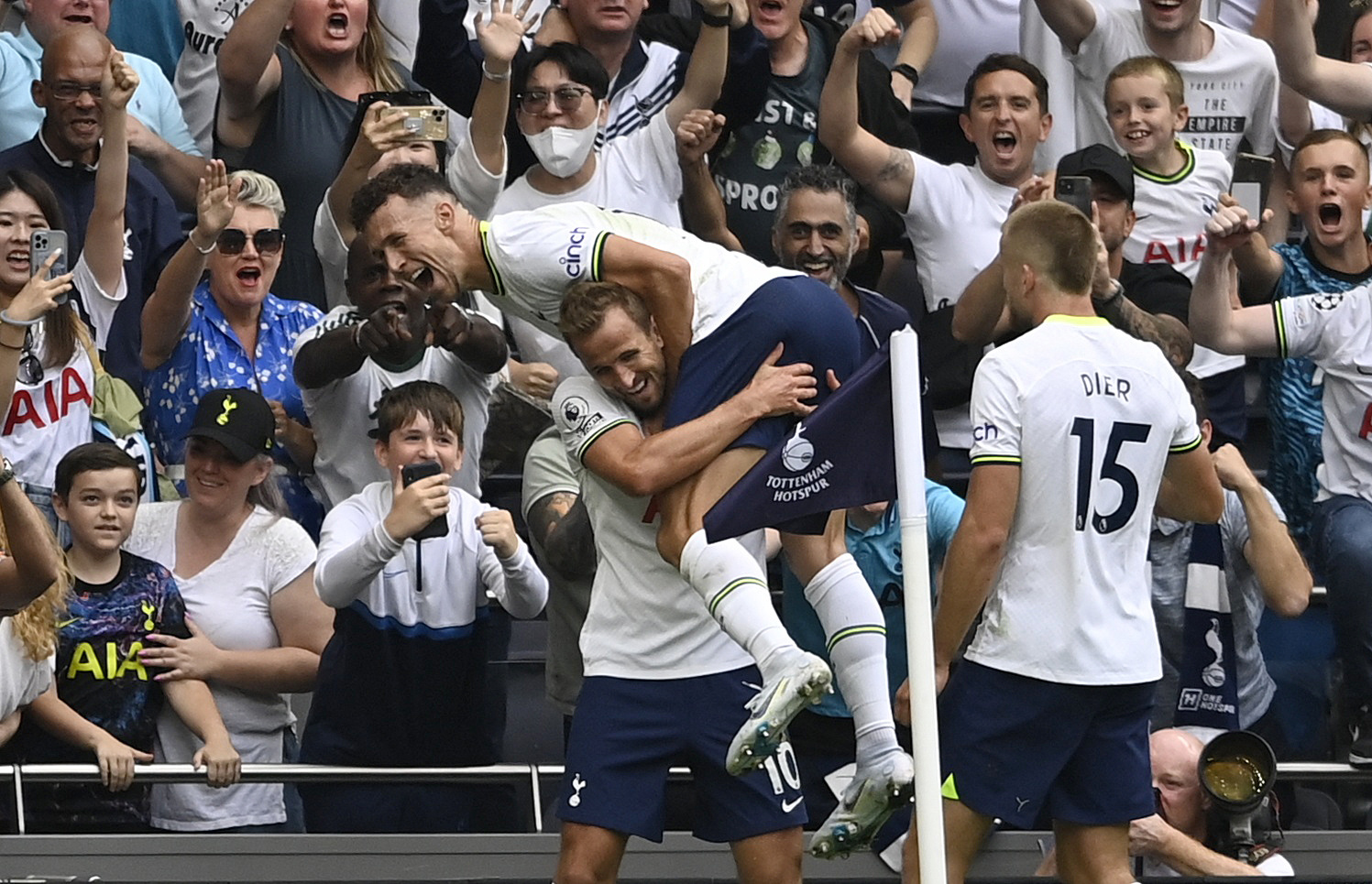 Soccer Football - Premier League - Tottenham Hotspur v Wolverhampton Wanderers - Tottenham Hotspur Stadium, London, Britain - August 20, 2022 Tottenham Hotspur's Harry Kane celebrates scoring their first goal with Ivan Perisic and Eric Dier REUTERS