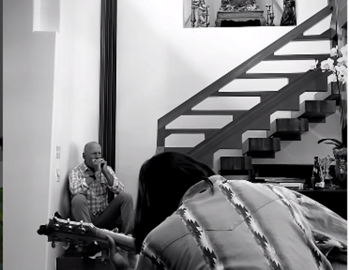 Ο Μπρους Γουίλις παίζει μουσική με τον σύντροφο της κόρη του