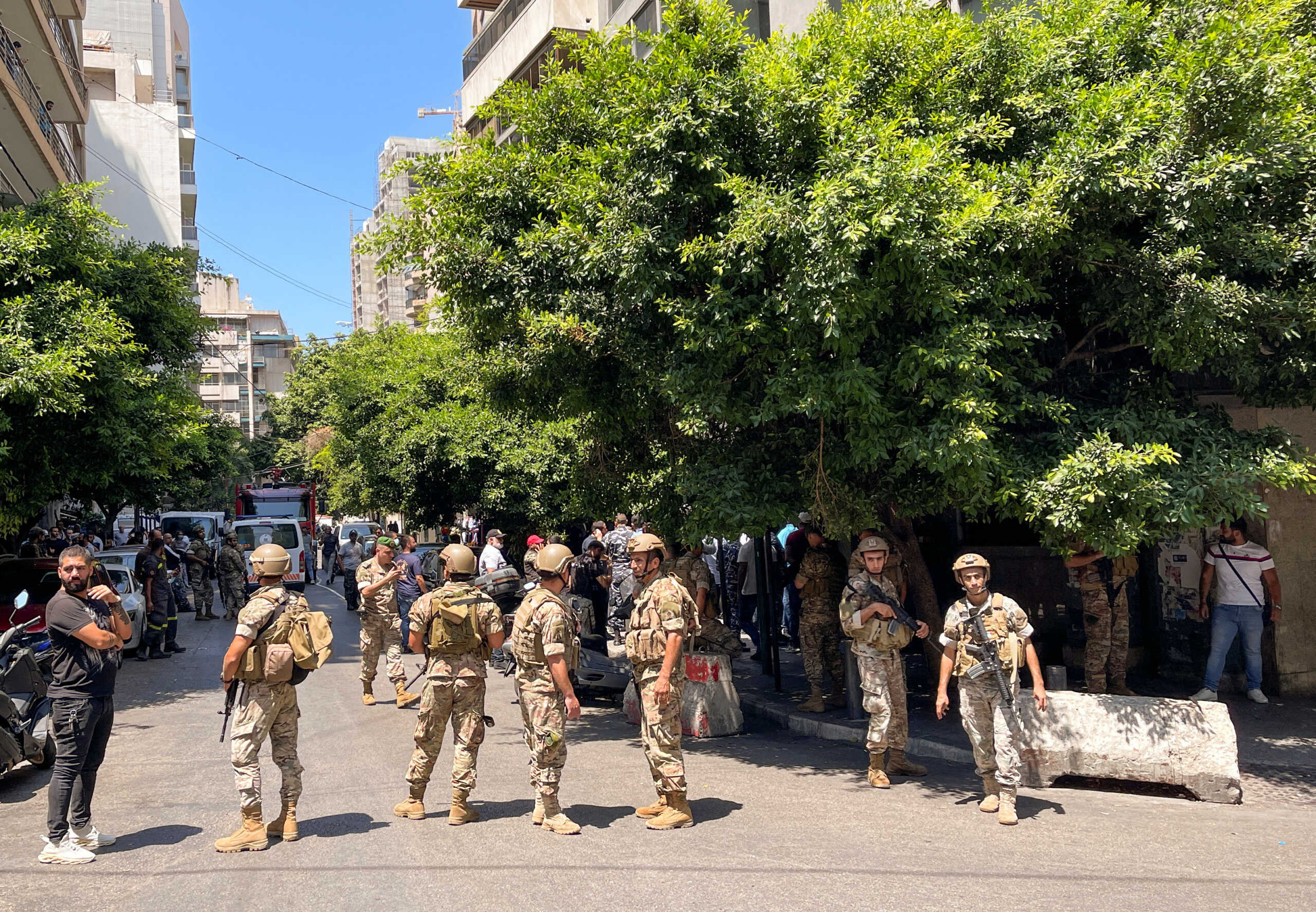 Members of the Lebanese army secure the area near Federal bank in Hamra, Lebanon August 11, 2022. REUTERS