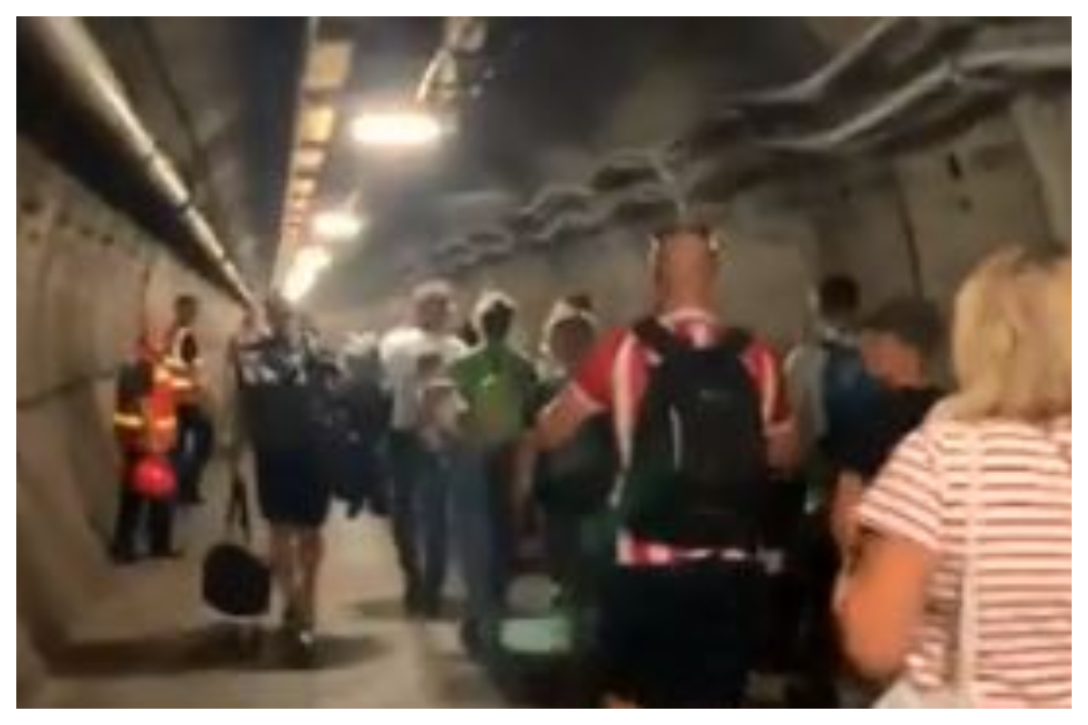 Τρένο έπαθε βλάβη μέσα στη σήραγγα της Μάγχης – Αποκλεισμένοι για 5 ώρες οι επιβάτες