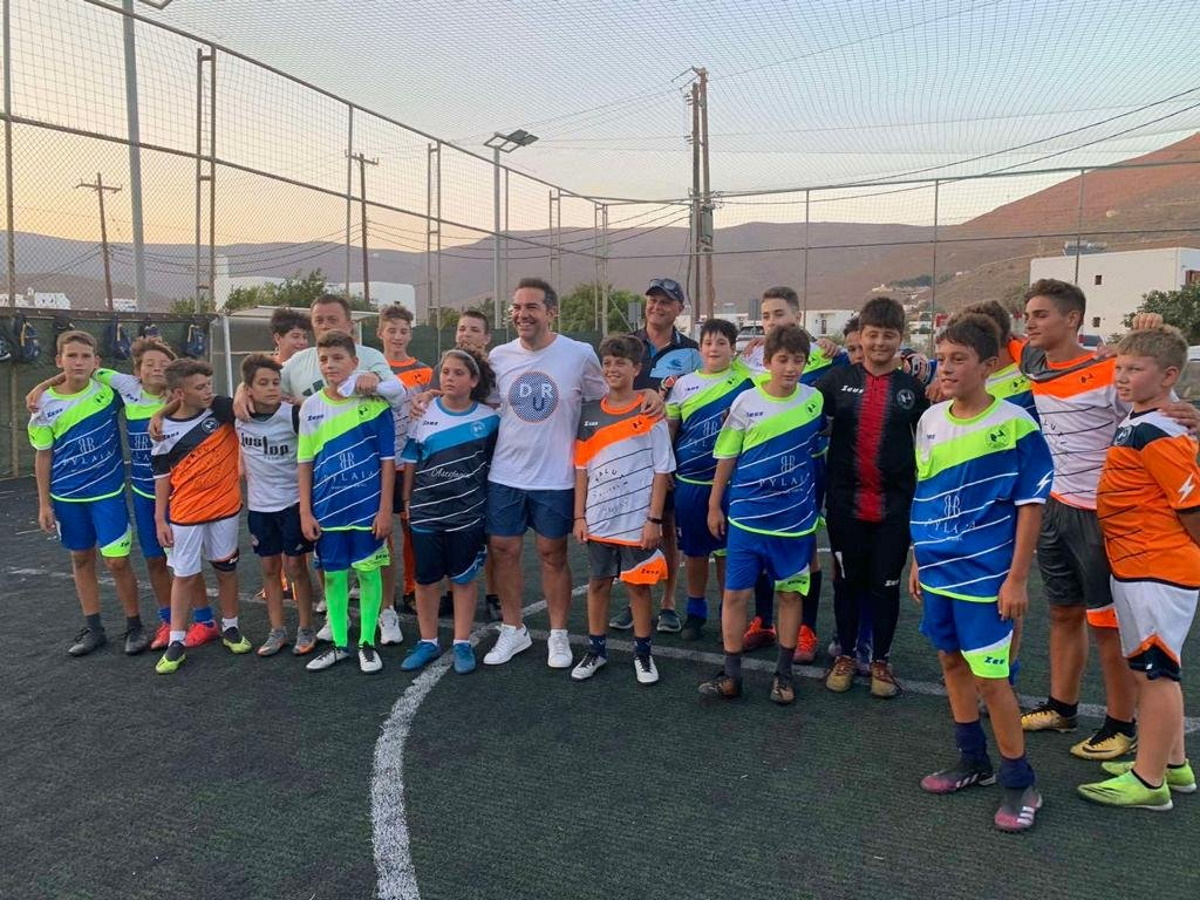 Ο Αλέξης Τσίπρας έπαιξε ποδόσφαιρο με παιδιά στην Αστυπάλαια