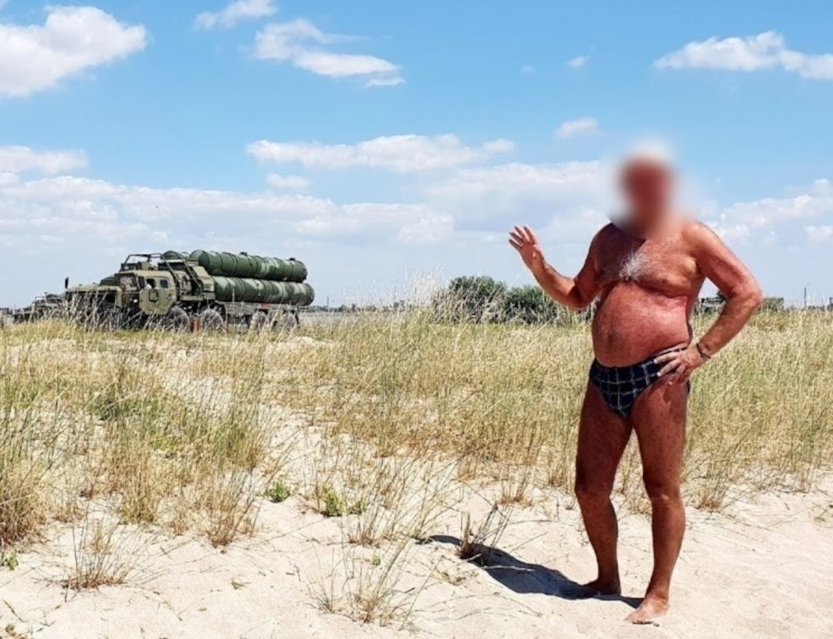 Ουκρανία: Ρώσος τουρίστας πόζαρε με μαγιό και… πρόδωσε τη θέση πυραύλων S-400 στην Κριμαία