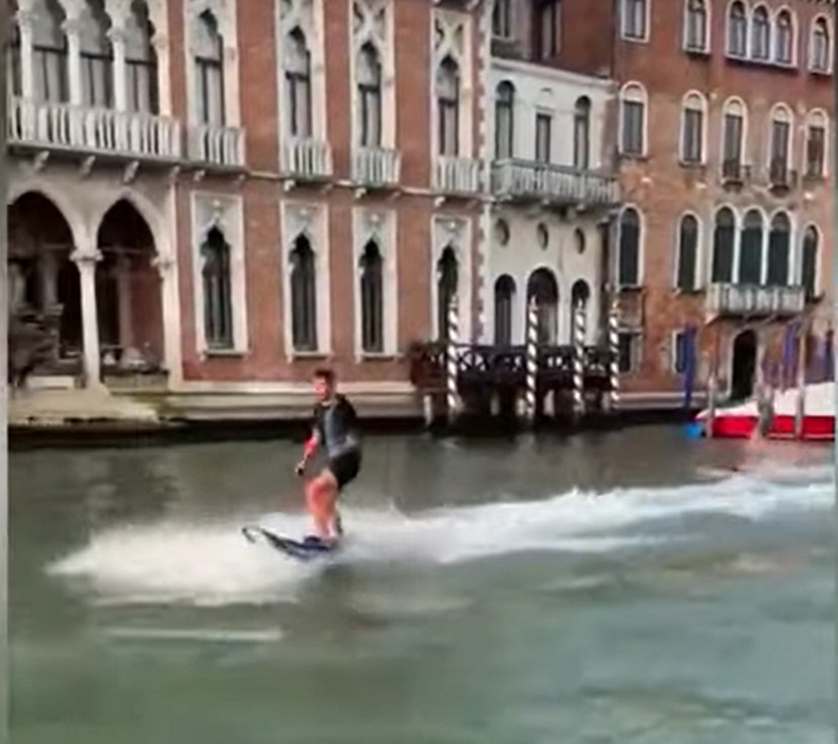 Βενετία: Τουρίστες σέρφαραν στο Μεγάλο Κανάλι και του επιβλήθηκε πρόστιμο
