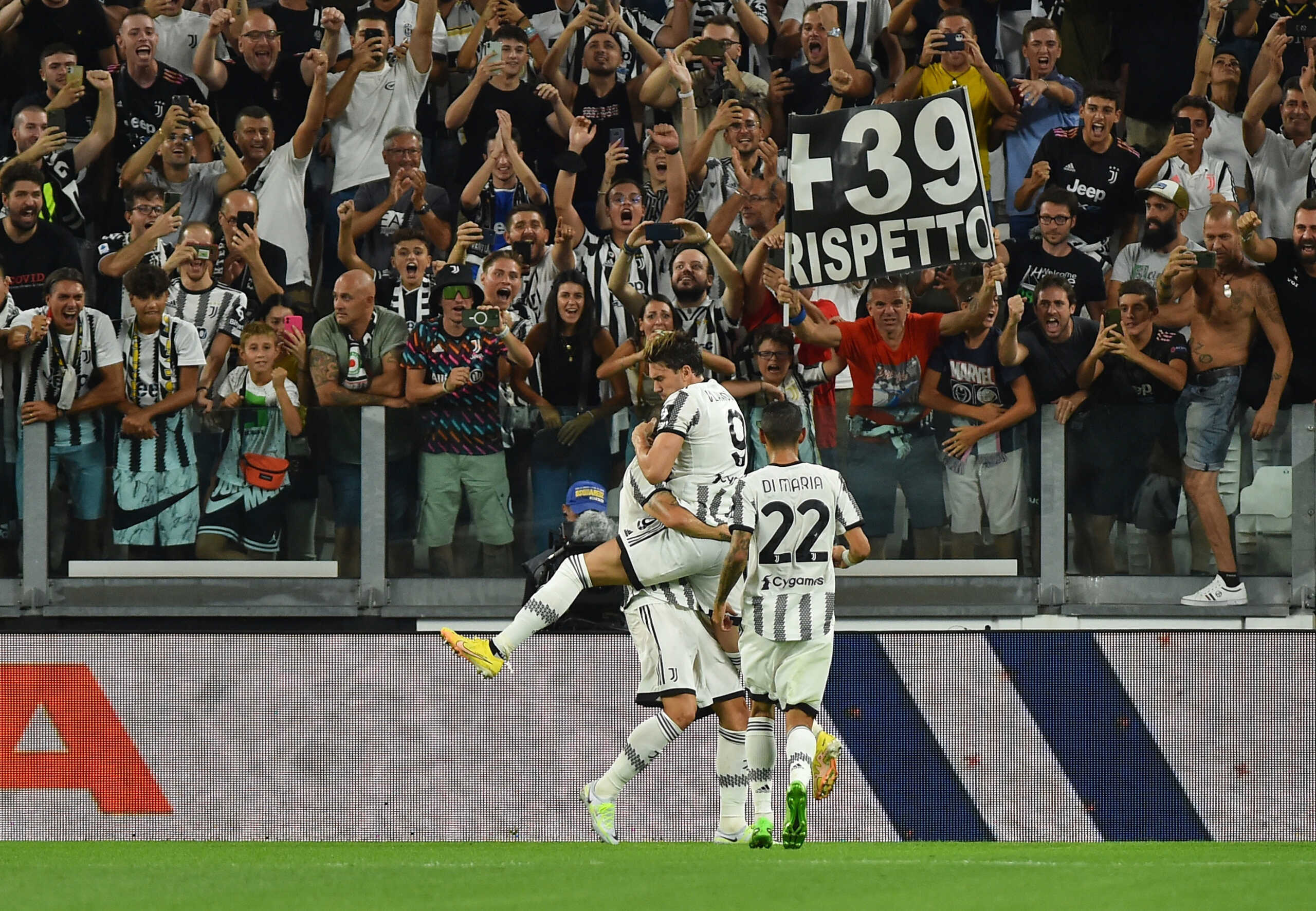 Soccer Football - Serie A - Juventus v U.S. Sassuolo - Allianz Stadium, Turin, Italy - August 15, 2022 Juventus' Dusan Vlahovic celebrates scoring their second goal with teammates REUTERS