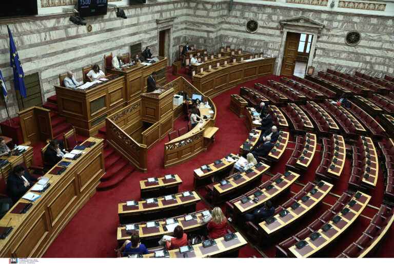 Μαξίμου: Η Βουλή ανοίγει στις 22 Αυγούστου για τις παρακολουθήσεις - Δεκτό το αίτημα Τσίπρα για έκτακτη προ ημερησίας συζήτηση
