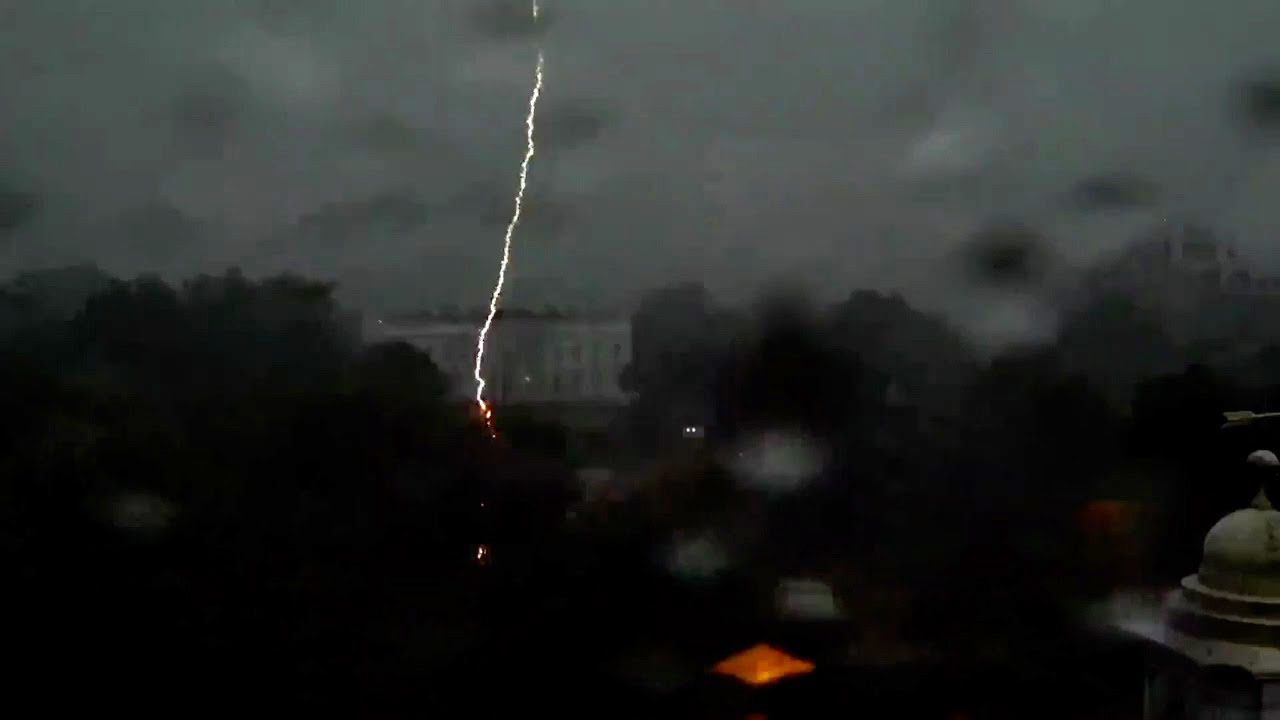 https://www.newsit.gr/wp-content/uploads/2022/08/whitehouse_lightening.jpg