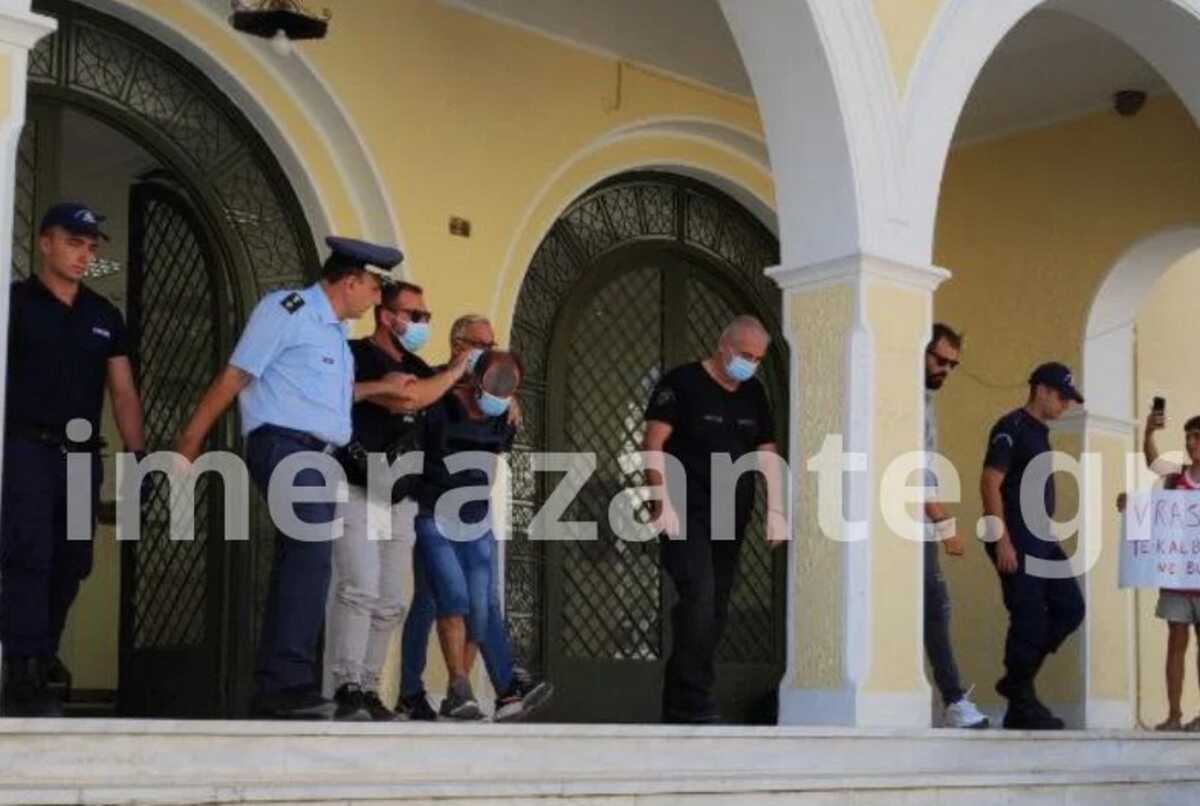 Ζάκυνθος: Πλήθος έξω από τα δικαστήρια για τη γυναικοκτονία – Εκεί και ο γιος του κατηγορούμενου