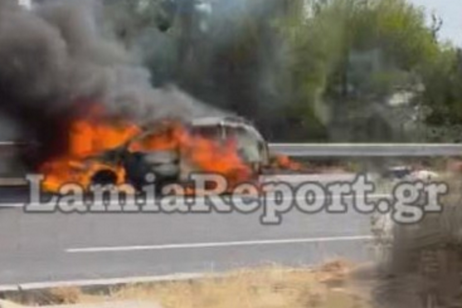 Εθνική Οδός: Τρόμος για ζευγάρι στη ΛΕΑ – Φωτιά κατέστρεψε ολοσχερώς το αυτοκίνητο που επέβαιναν
