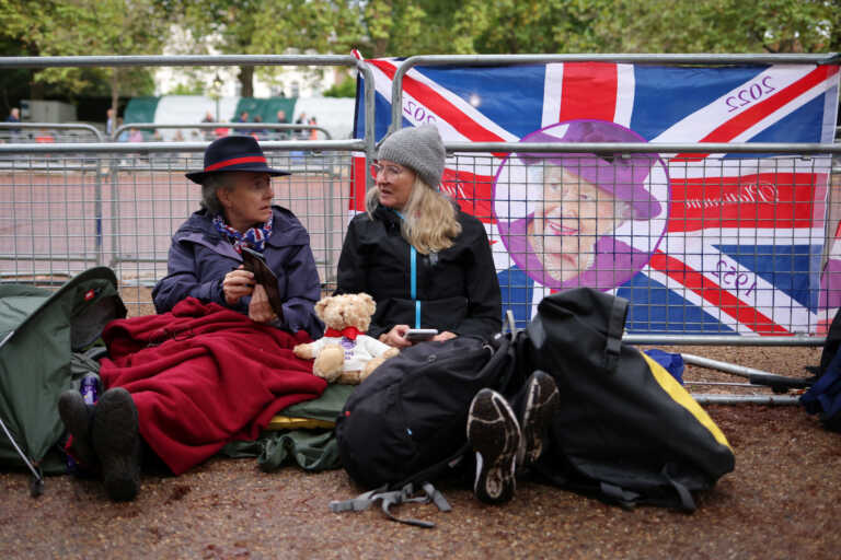 Πλήθος κόσμου, αλλά νεκρική σιγή στο Λονδίνο - Ένα εκατομμύριο πολίτες αναμένουν το τελευταίο προσκύνημα στην Βασίλισσα