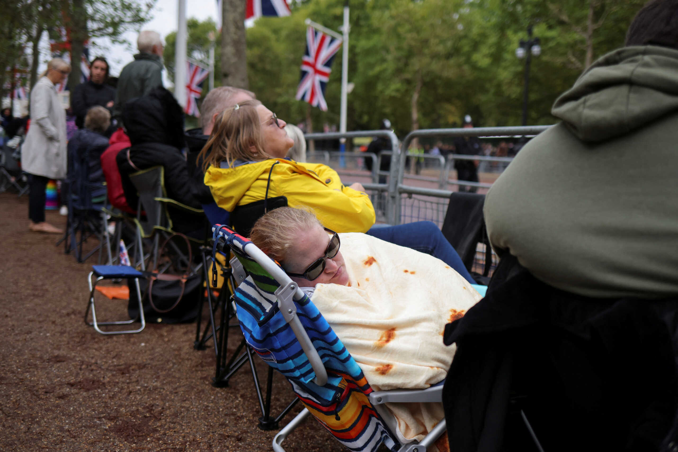 Βασίλισσα Ελισάβετ: Πλήθος κόσμου αλλά νεκρική σιγή στο Λονδίνο – Ένα εκατομμύριο πολίτες στο τελευταίο προσκύνημα
