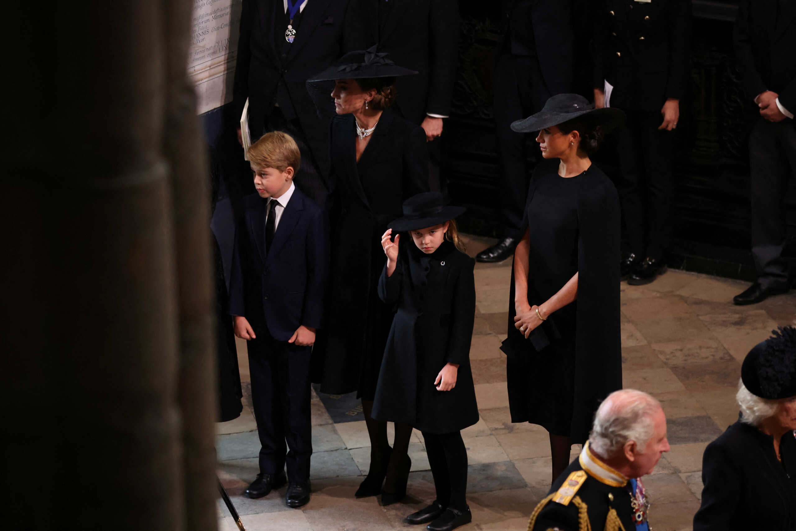Κηδεία Βασίλισσας Ελισάβετ: Κέιτ Μίντλετον και Μέγκαν Μαρκλ έφτασαν στο Αβαείο – Ο πρίγκιπα Τζορτζ και την πριγκίπισσα Σάρλοτ στο πλευρό της μητέρας τους