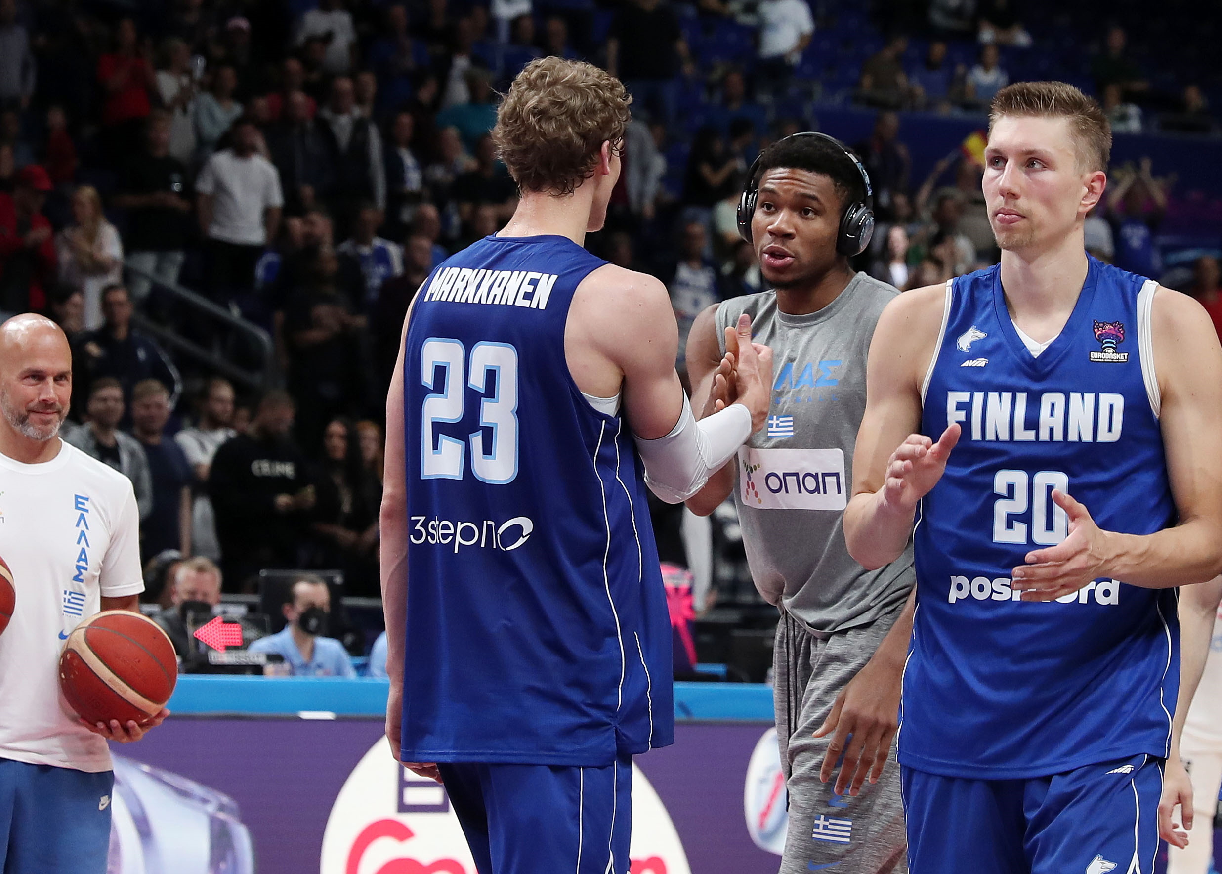 Γερμανία – Ελλάδα: Ο Γιάννης Αντετοκούνμπο μπήκε για προθέρμανση την ώρα που πανηγύριζαν οι Ισπανοί