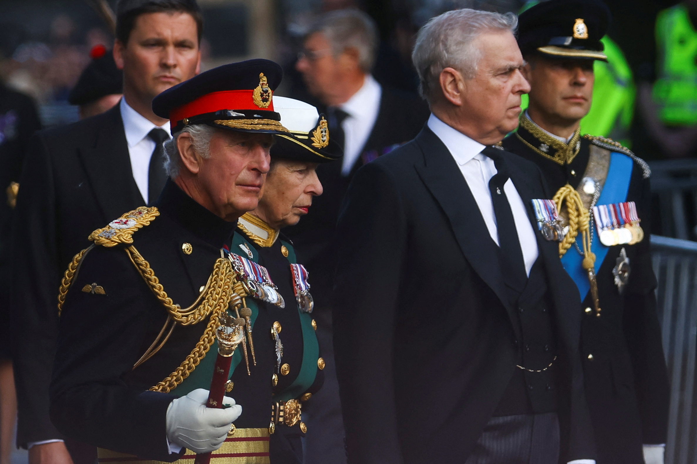 Ο πρίγκιπας Άντριου «ονειρεύεται» επιστροφή στα βασιλικά καθήκοντα αφού αποσύρθηκαν οι κατηγορίες για σεξουαλική κακοποίηση