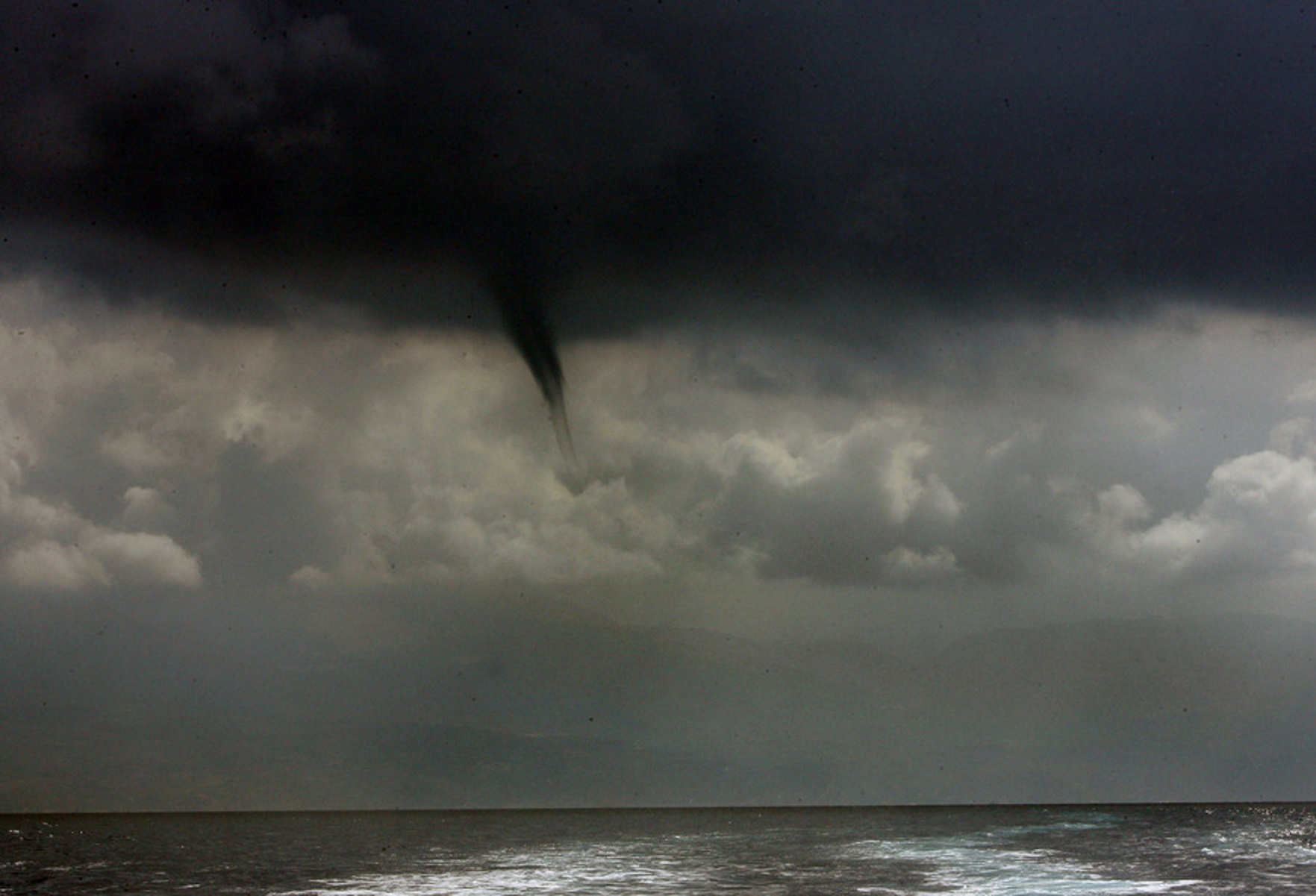 Καιρός – Meteo: Κίνδυνος από ανεμοστρόβιλους σε Ιόνιο, Ήπειρο, Δυτική Στερεά την Τρίτη (27/09) με καταιγίδες από απόψε