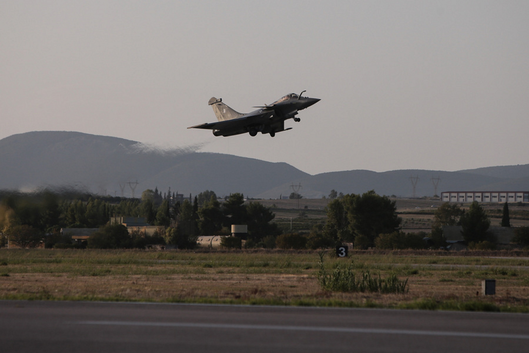 Ελληνικό Rafale συμμετέχει στις επιδείξεις κατά τη διάρκεια του διήμερου του 10ου αεροπορικού σόου Athens Flying Week 2022, στην αεροπορική βάση Τανάγρας, το Σάββατο 17 Σεπτεμβρίου 2022. Φέτος συμμετέχουν τα ελληνικά μαχητικά αεροσκάφη Rafale αλλά και το ελβετικό μαχητικό F18, το αεροπλάνο του τηλεοπτικού Maverick του Top Gun. ΑΠΕ-ΜΠΕ
