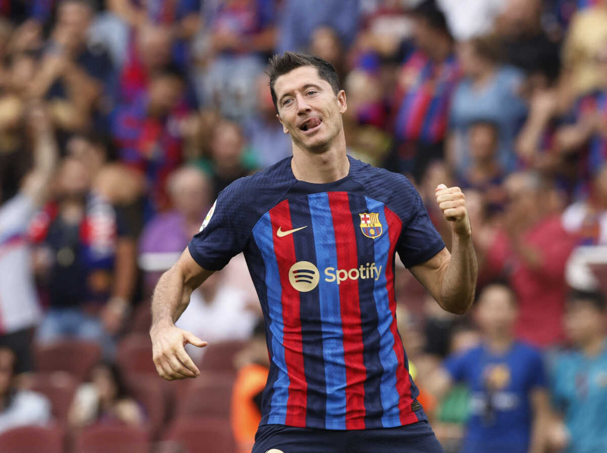 Soccer Football - LaLiga - FC Barcelona v Elche - Camp Nou, Barcelona, Spain - September 17, 2022  FC Barcelona's Robert Lewandowski celebrates scoring their third goal REUTERS