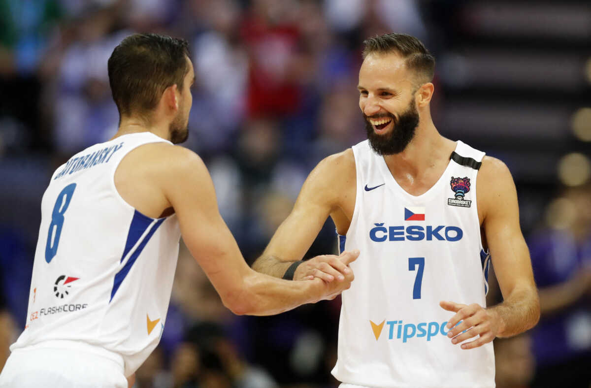 Basketball - EuroBasket Championship - Group D - Czech Republic v Israel - Prague Arena, Prague, Czech Republic - September 8, 2022 Czech Republic's Vojtech Hruban shakes hands with Tomas Satoransky REUTERS