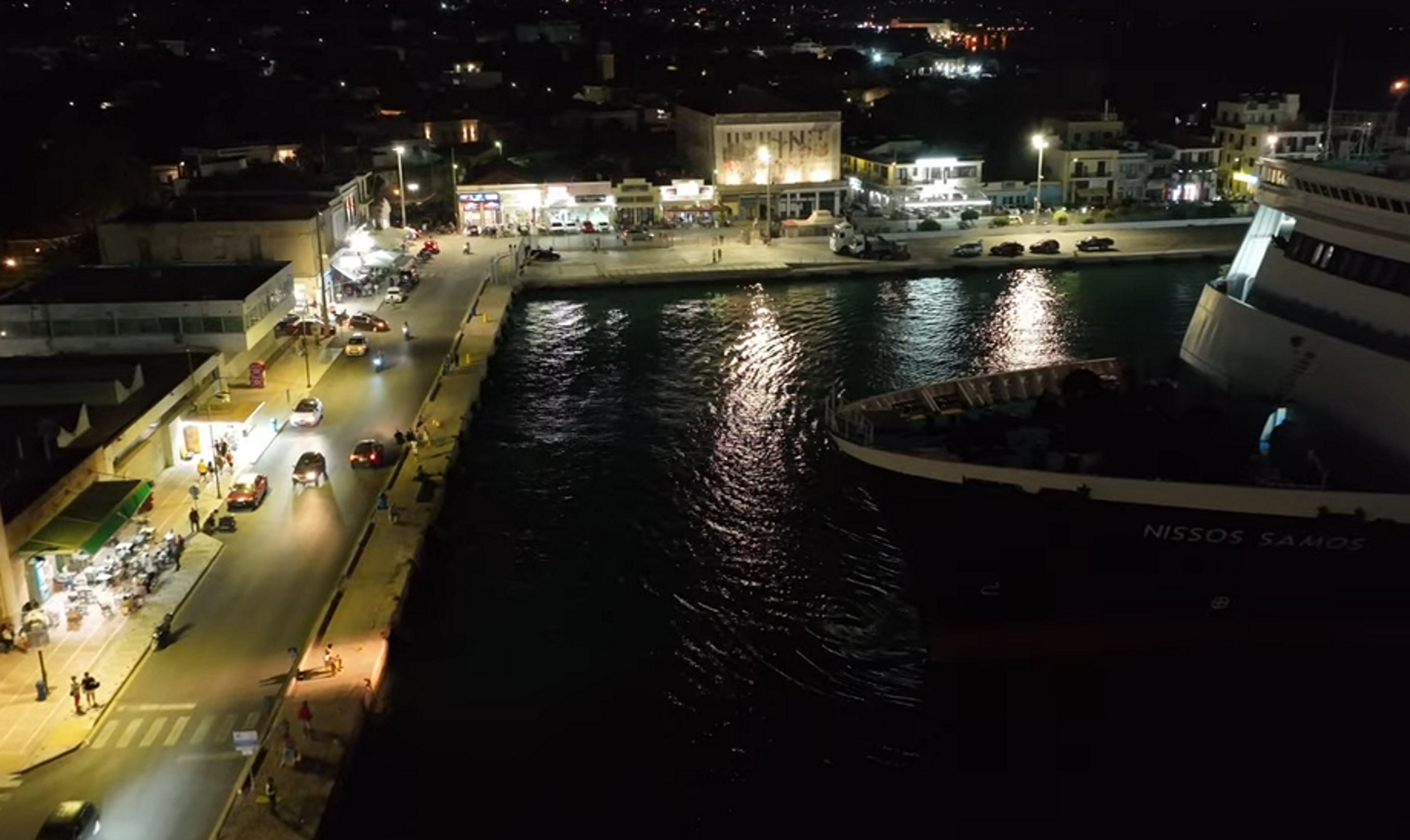 Χίος: Η στιγμή που το πλοίο «Νήσος Σάμος» φτάνει μια ανάσα από τον παραλιακό δρόμο του νησιού