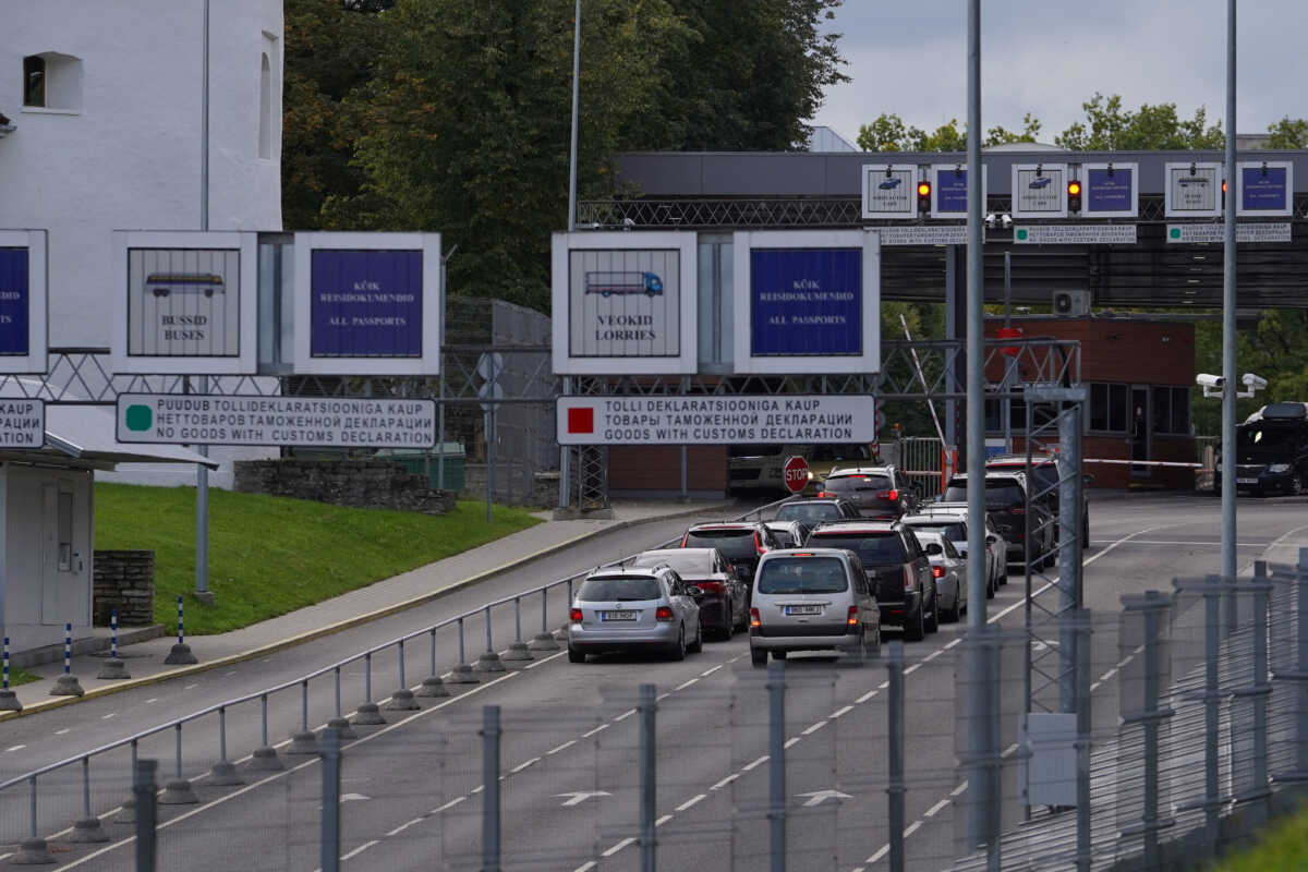 Vehicles await entry into Estonia on the bridge over Narva river at the border crossing point with Russia in Narva, Estonia September 18, 2022. REUTERS