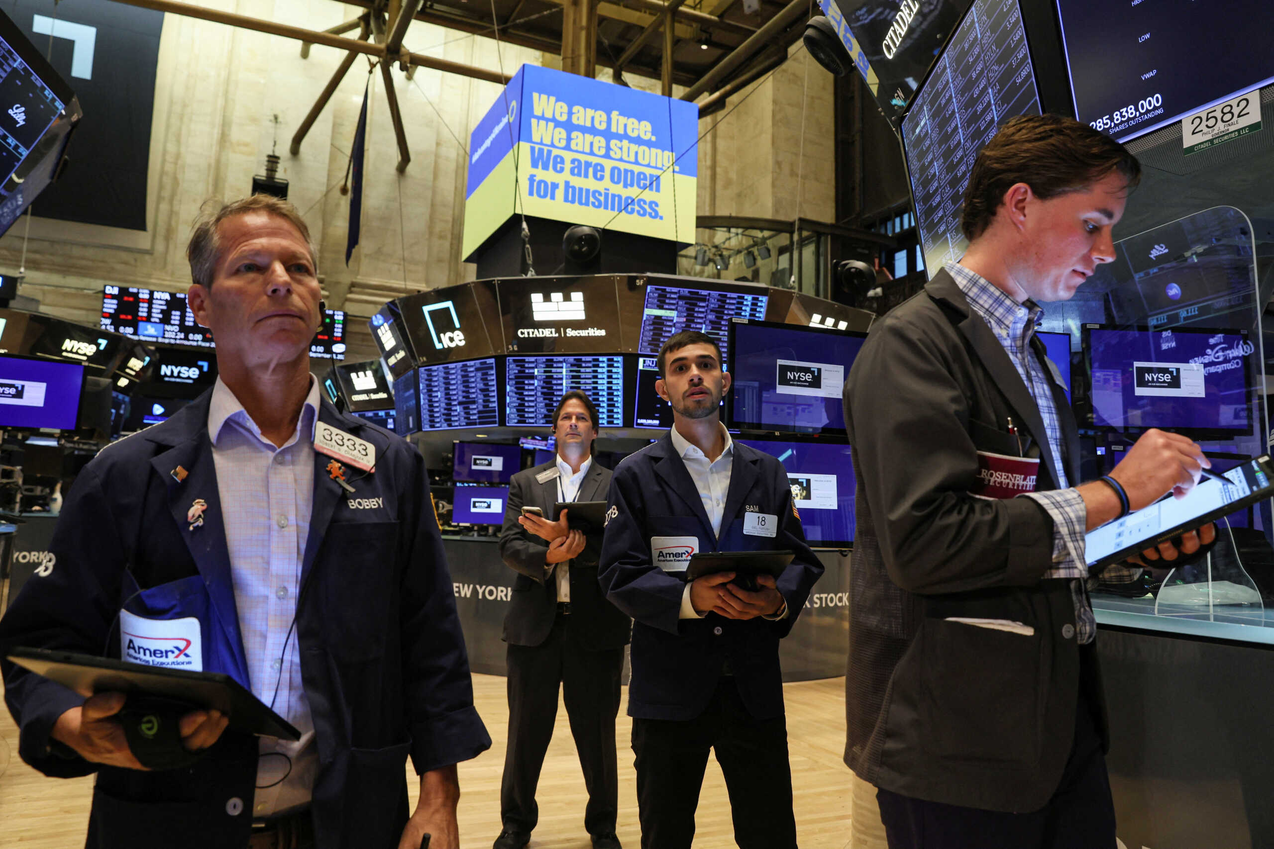 Traders watch as Ukraine's President Volodymyr Zelenskiy virtually rings the opening bell at the New York Stock Exchange (NYSE), to celebrate the launch of Advantage Ukraine, an initiative aimed at driving foreign direct investment in Ukraine, in New York City, U.S., September 6, 2022.  REUTERS