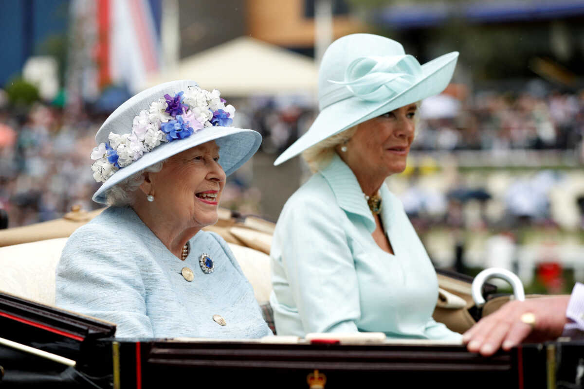 Βασίλισσα Ελισάβετ: Το αστείο περιστατικό με την Καμίλα και τα τακούνια της στον γάμο με τον Κάρολο – «Λυπάμαι τρομερά»