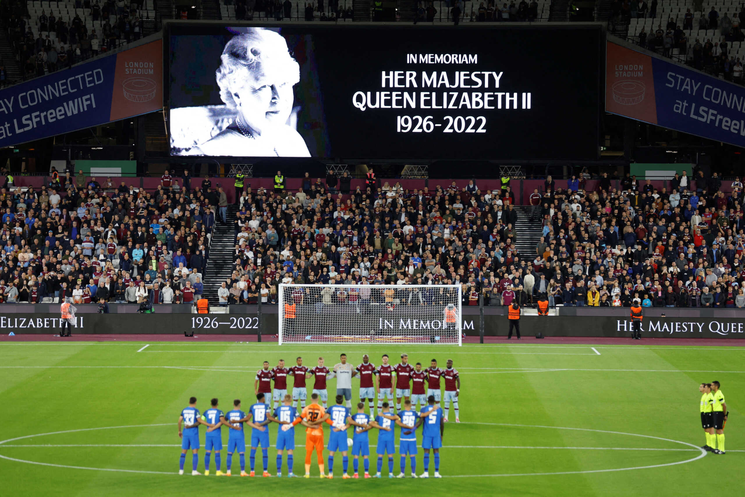Soccer Football - Europa Conference League - Group B - West Ham United v FCSB - London Stadium, London, Britain - September 8, 2022 General view of the players during a minutes silence before the match after the death of Britain's Queen Elizabeth Action Images via Reuters