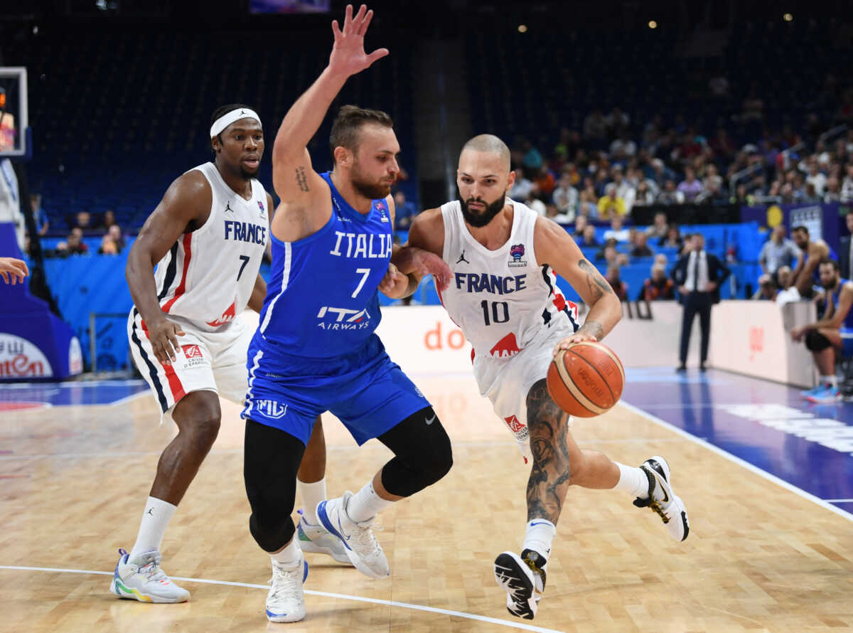 Basketball - EuroBasket Championship - Quarter Final - France v Italy - Mercedes-Benz Arena, Berlin, Germany - September 14, 2022 France's Evan Fournier in action with Italy's Stefano Tonut REUTERS