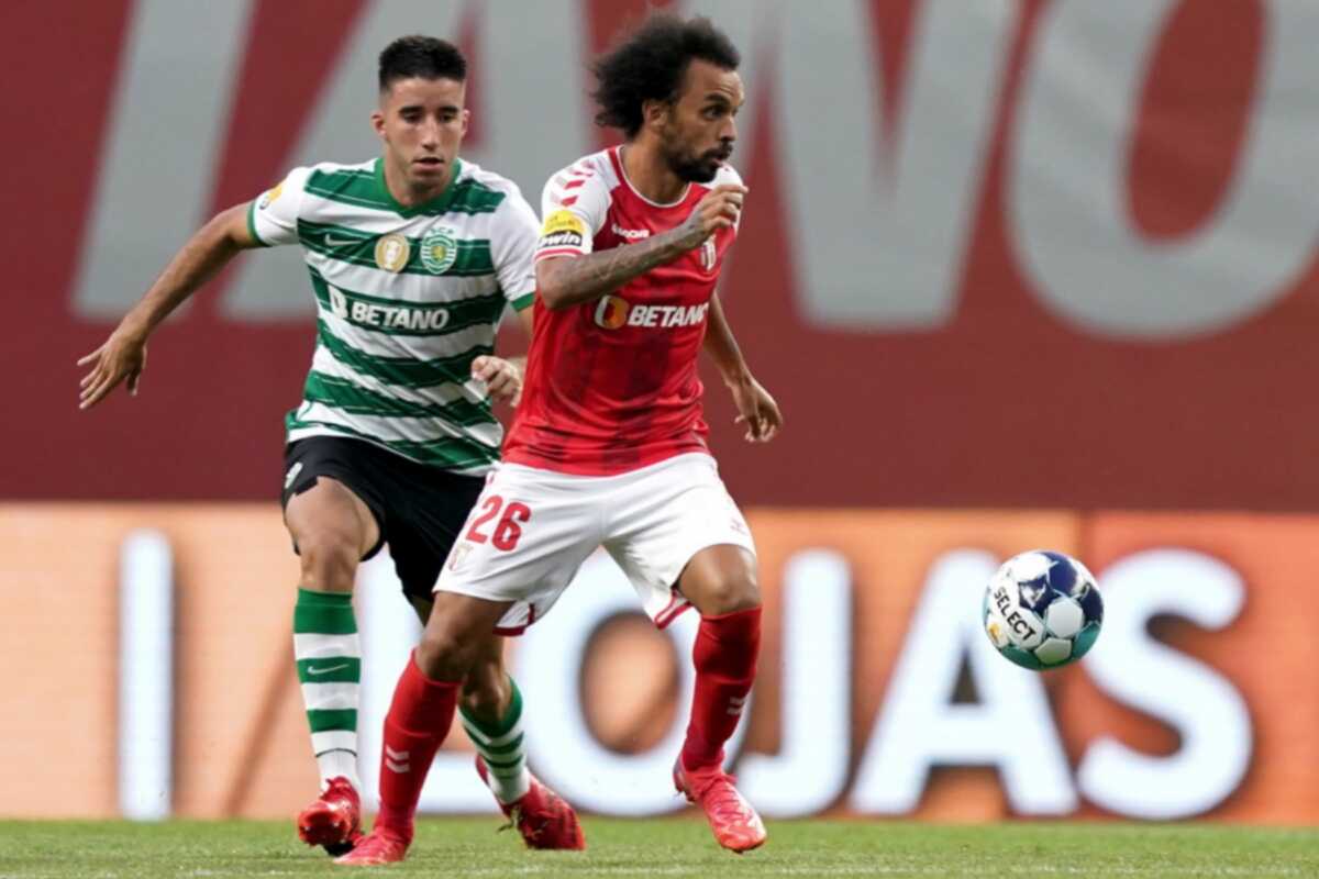 epa09414159 Sporting de Braga player Fabio Martins (R) in action against Sporting player Goncalo Inacio (L) during the Portuguese First League soccer match held at Braga Municipal Stadium, in Braga, Portugal, 14 August 2021.  EPA