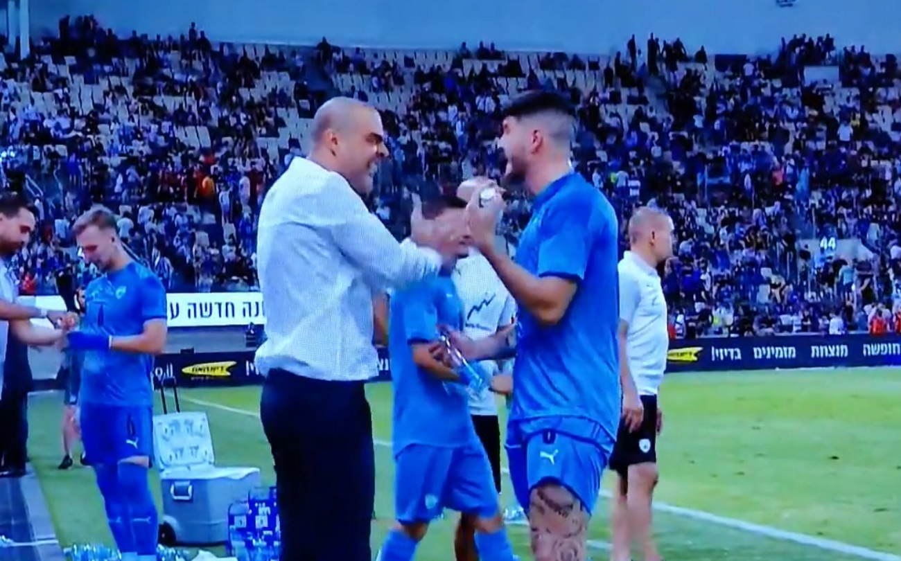 Ο προπονητής του Ισραήλ Κ21 χαστούκισε ποδοσφαιριστή του την ώρα του αγώνα