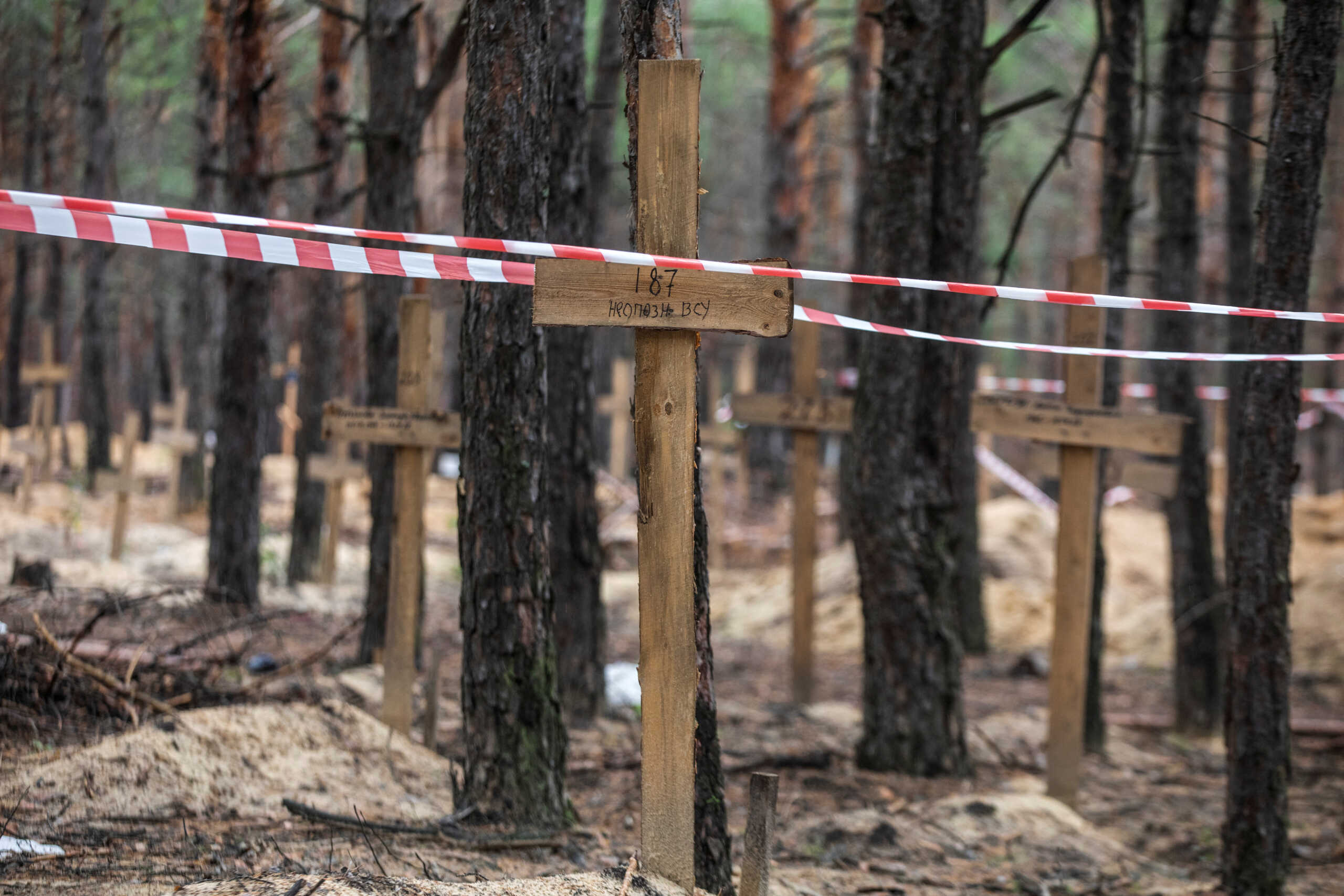Πόλεμος στην Ουκρανία: 6χρονο κορίτσι ανάμεσα στους νεκρούς του ομαδικού τάφου στο Ιζιούμ