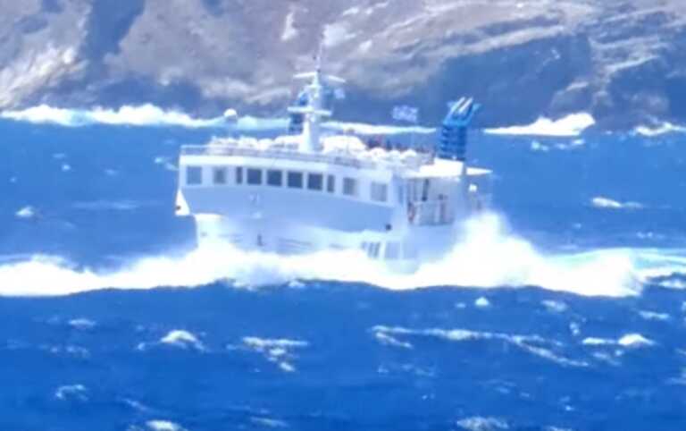 Κυκλάδες: Η στιγμή που κύματα «σκεπάζουν» το πλοίο Σκοπελίτης – Βίντεο από το ταξίδι στα 8 μποφόρ