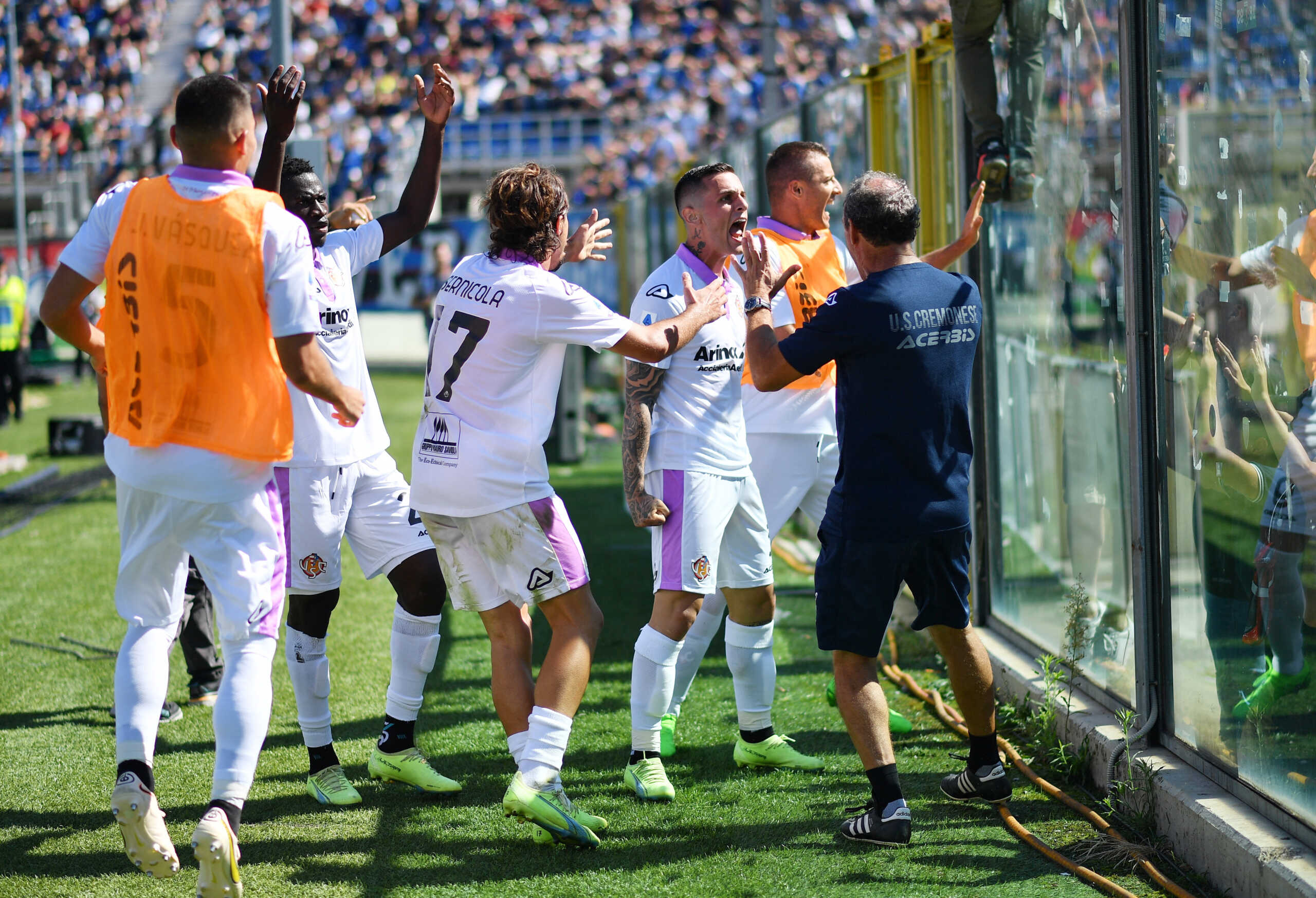 Soccer Football - Serie A - Atalanta v Cremonese - Stadio Atleti Azzurri, Bergamo, Italy - September 11, 2022 Cremonese's Emanuele Valeri celebrates scoring their first goal REUTERS