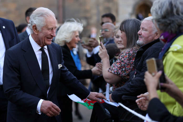 Ο βασιλιάς Κάρολος ευχαριστεί τη Βρετανία για τη συμπαράσταση στο πένθος