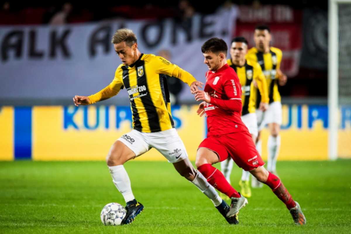 epa08072201 Keisuke Honda (L) of Vitesse in action against Lindon Selahi (R) of Twente during the Dutch Eredivisie soccer match between FC Twente Enschede and Vitesse Arnhem at De Grolsch Veste Stadium in Enschede, Netherlands, 14 December 2019.  EPA