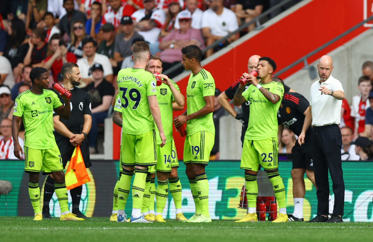 Soccer Football - Premier League - Southampton v Manchester United - St Mary's Stadium, Southampton, Britain - August 27, 2022 Manchester United manager Erik ten Hag talks to the players REUTERS