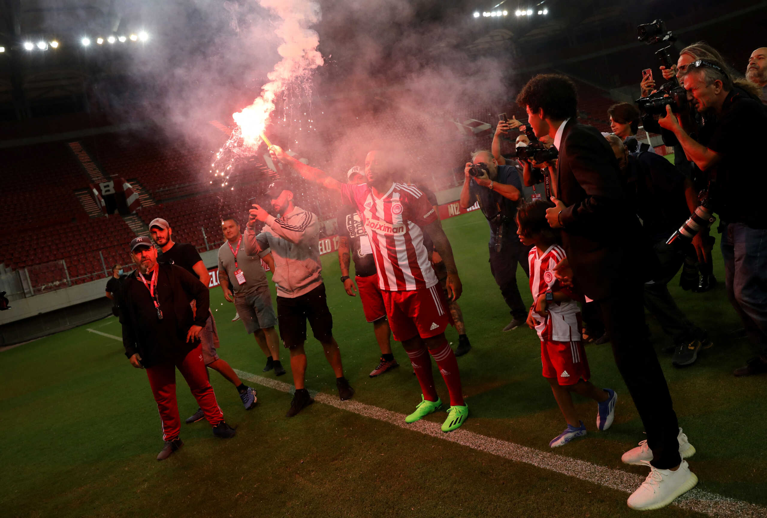 Soccer Football - Olympiacos - Marcelo Presentation - Karaiskaki Stadium, Piraeus, Greece - September 5, 2022 Olympiacos' Marcelo holds a flare during the presentation REUTERS