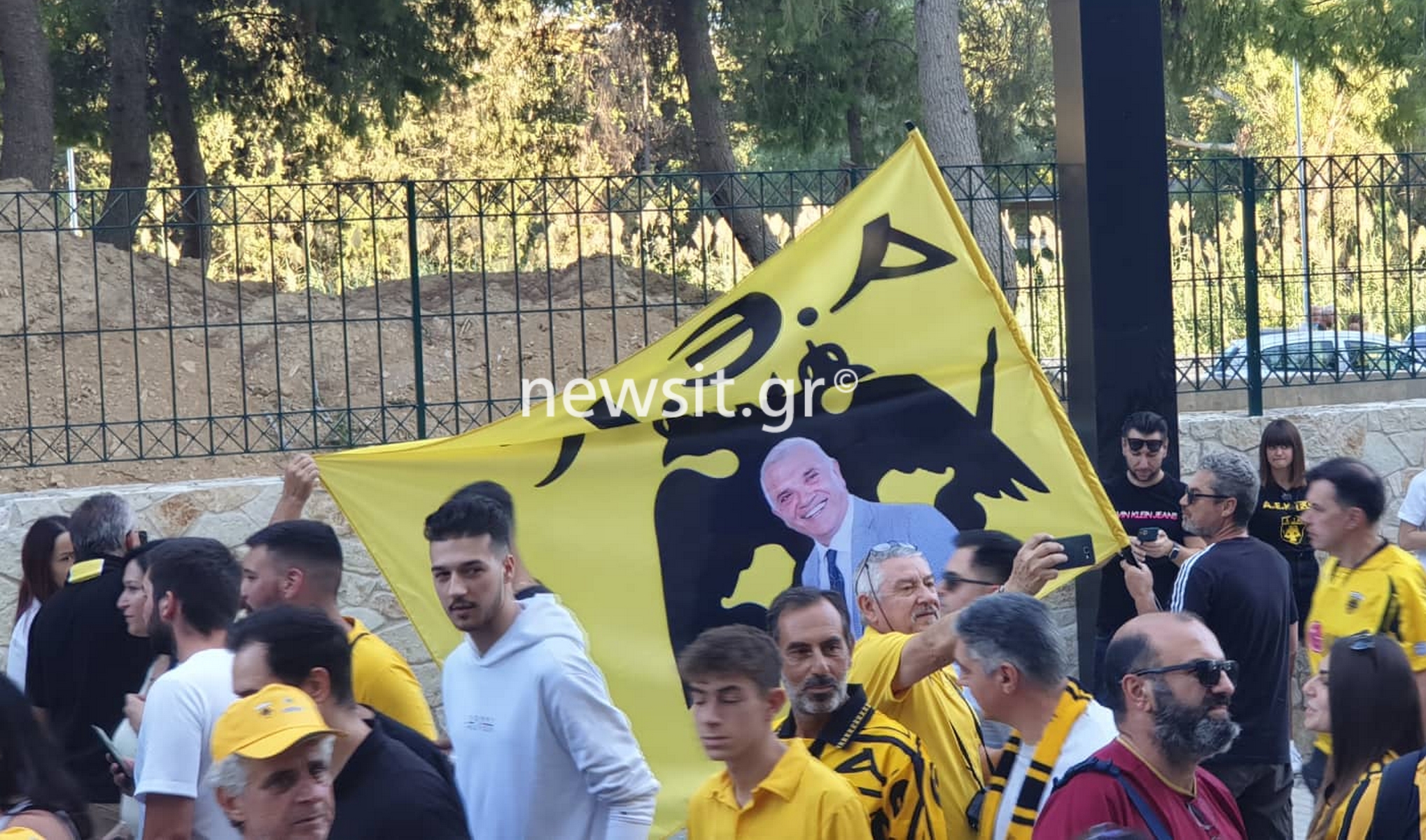 OPAP Arena: Ο Δημήτρης Μελισσανίδης έγινε σημαία από τους οπαδούς της ΑΕΚ