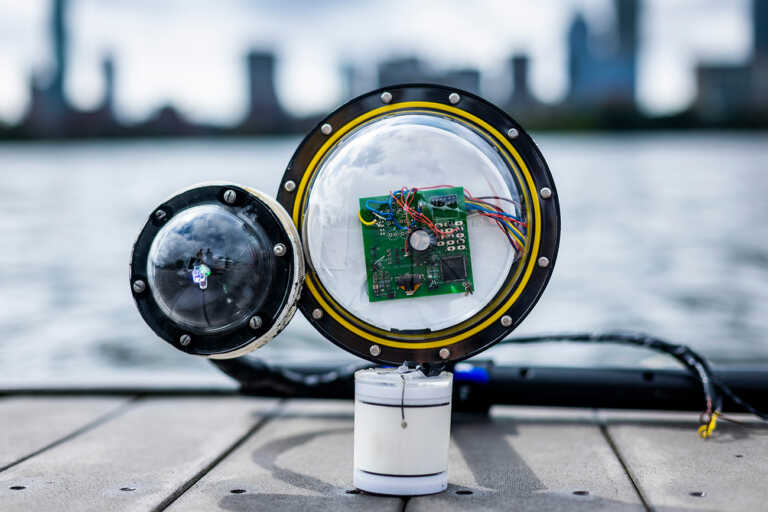 Το ΜΙΤ δημιούργησε την πρώτη ασύρματη υποθαλάσσια κάμερα που παίρνει ενέργεια από ηχητικά κύματα μέσα στο νερό