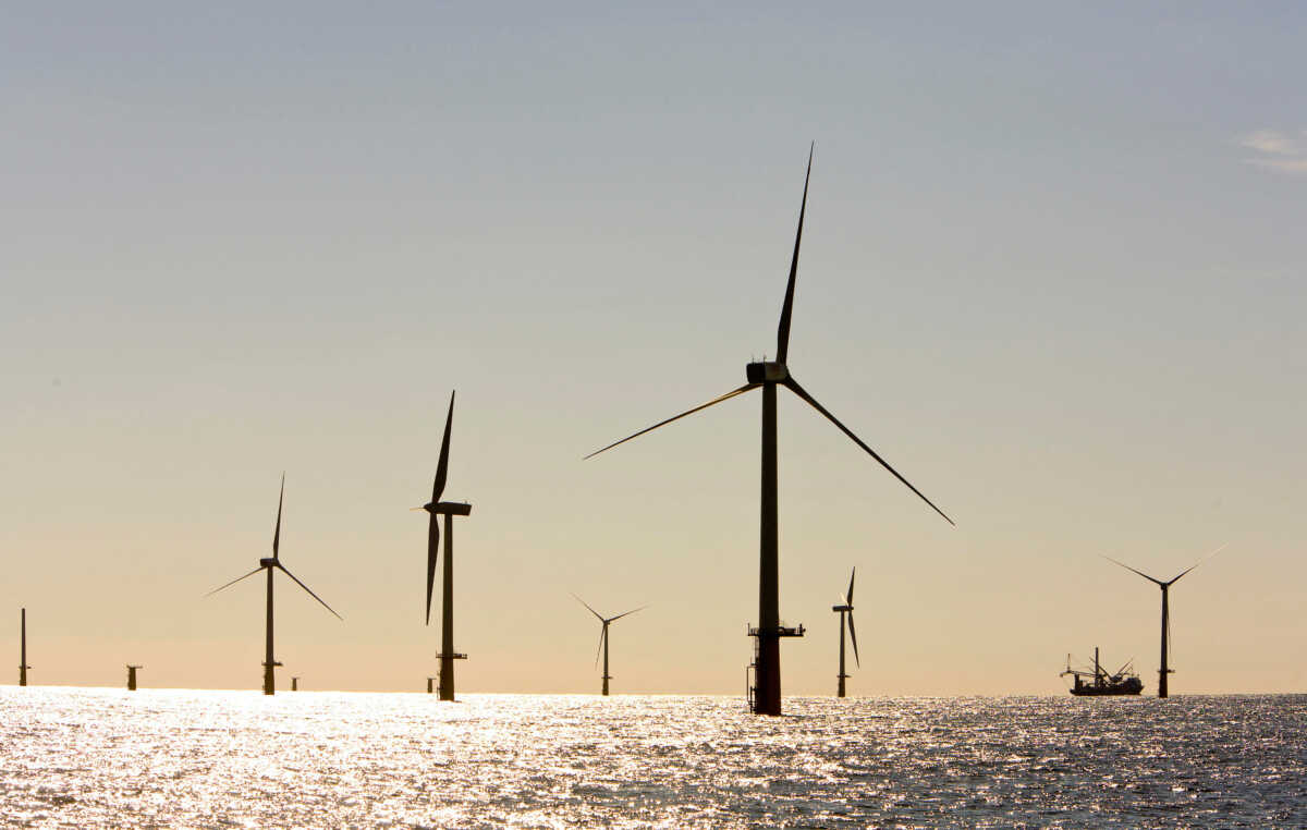 FILE PHOTO: Wind turbines are seen in a wind park 23 km (14 miles) off the coast of Ijmuiden, Netherlands, September 3, 2007. REUTERS