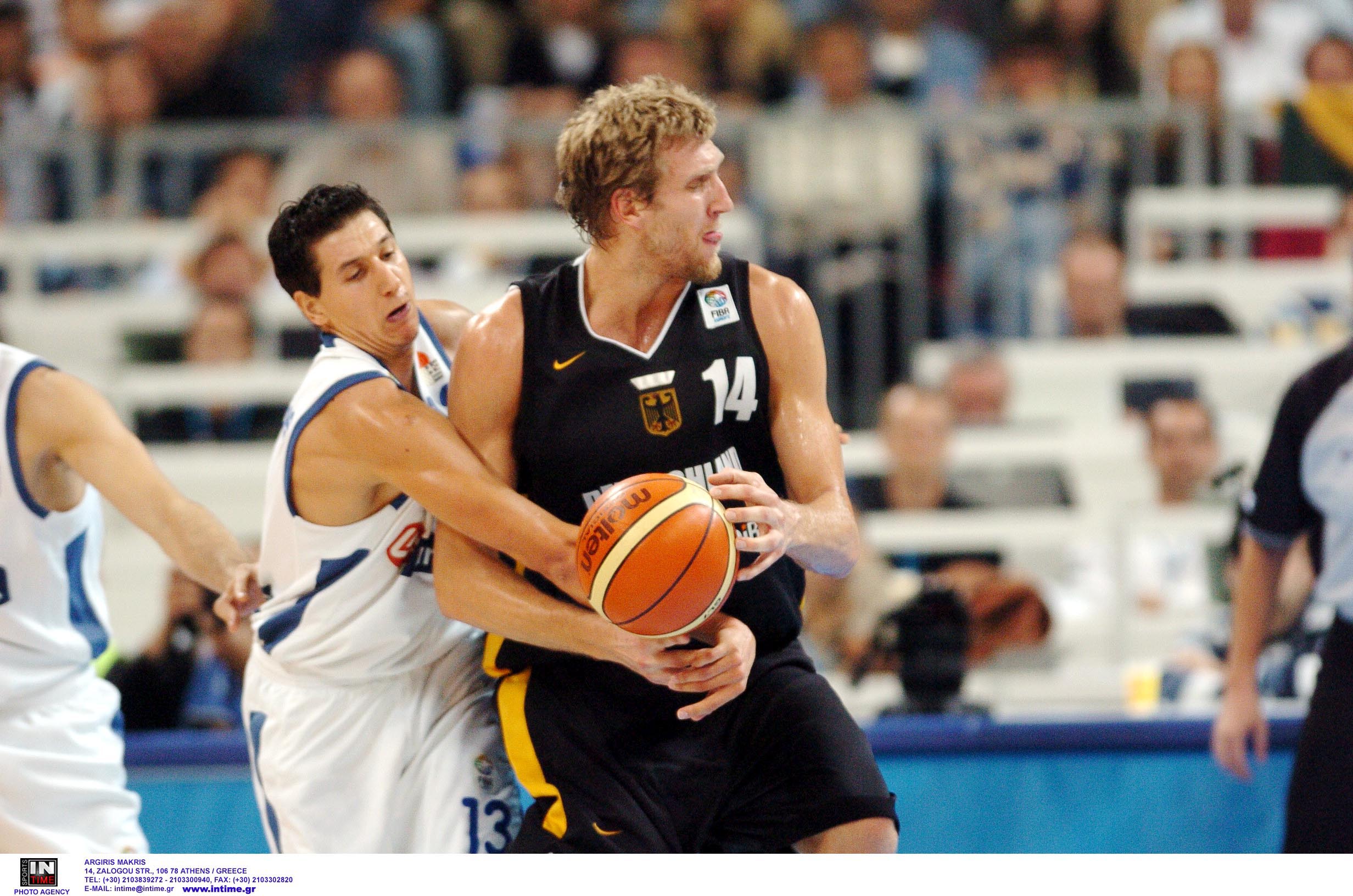 4 Theodoros PAPALOUKAS, 5 Spanoulis VASILEIOS, 6 Nikolaos ZISIS, 7 Ioannis BOUROUSIS, 8 Vasipoulos PANAGIOTIS, 9 Antonios FOTSIS, 10 Nikolaos CHATZIVRETTAS, 11 Dimosthenis NTIKOUDIS, 12 Konstantinos TSARTSARIS, 13 Dimitrios DIAMANTIDIS, 14 Lazaros PAPADOPOULOS, 15 Michail KAKIOUZIS et  Panagiotis YANNAKIS le coach de la GRECE 2005                                                         4 Mithat DEMIREL, 5 Robert GARRET, 6 Demond GREENE, 7 Marco PESIC, 8 Denis WUCHERER, 9 Pascal ROLLER, 10 Misan NIKAGBATSE, 11 Sven SCHULTZE, 12 Stephen ARIGBABU, 13 Patrick FEMERLING, 14 Dirk, NOWITZKI, 15 Robert MARSAS et Dirk BAUERMANN le coach de lÕALLEMAGNE 2005