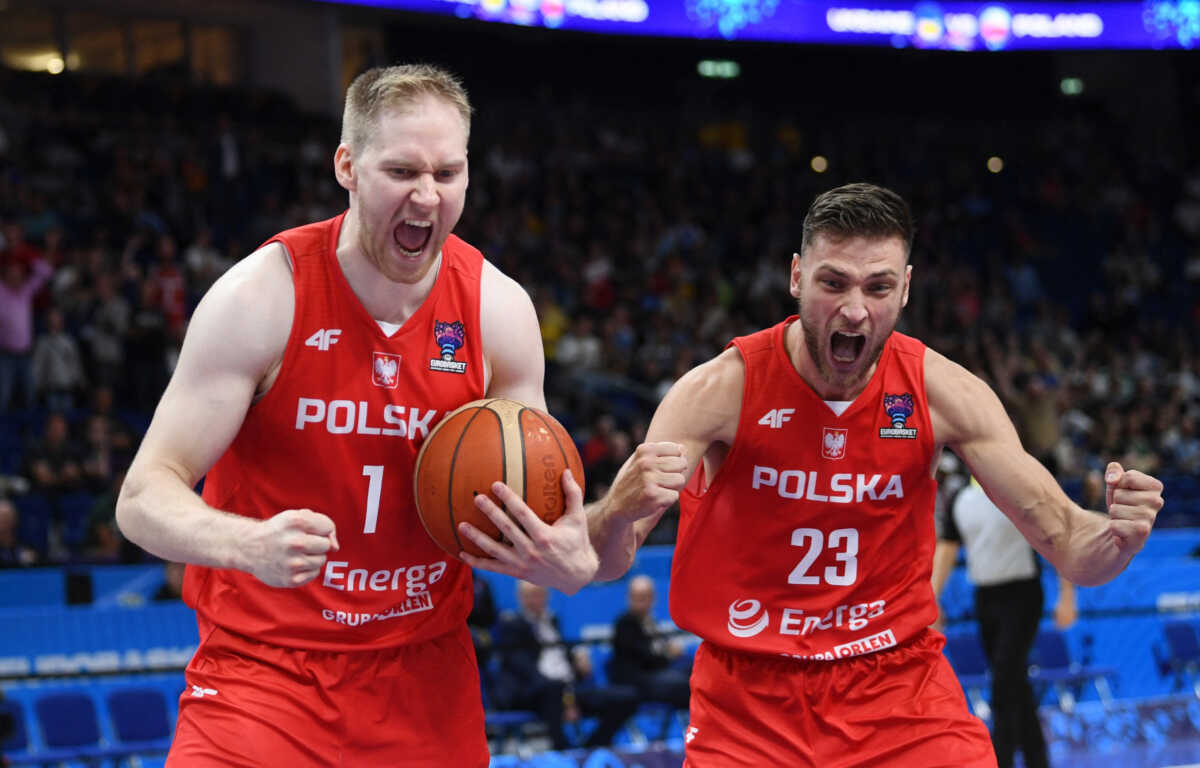 Basketball - EuroBasket Championship - Round of 16 - Ukraine v Poland - Mercedes-Benz Arena, Berlin, Germany - September 11, 2022 Poland's Jaroslaw Zyskowski and Michal Michalak celebrate after the match REUTERS