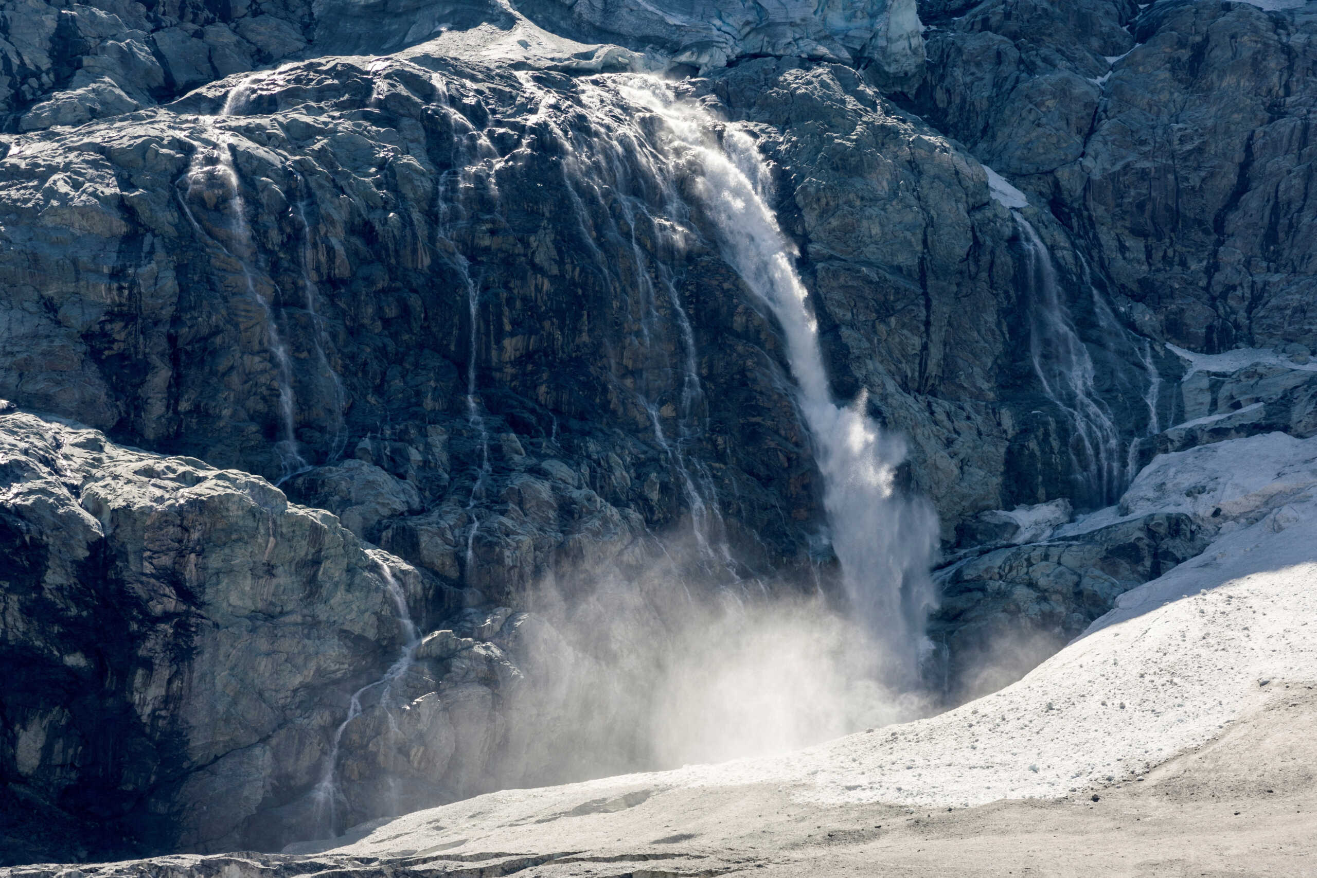 Λιώνουν ραγδαία οι παγετώνες στην Ελβετία – Θα έχουν σχεδόν εξαφανιστεί «μέχρι το τέλος του αιώνα» εκτιμούν ειδικοί