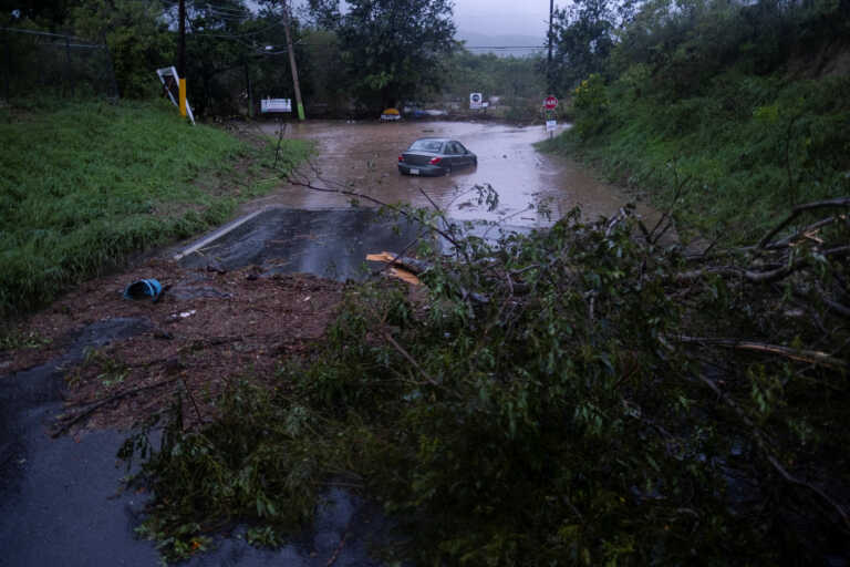 Καταρρακτώδεις βροχές στο Πουέρτο Ρίκο από τον κυκλώνα Φιόνα - Κατέρρευσε γέφυρα από τις πλημμύρες