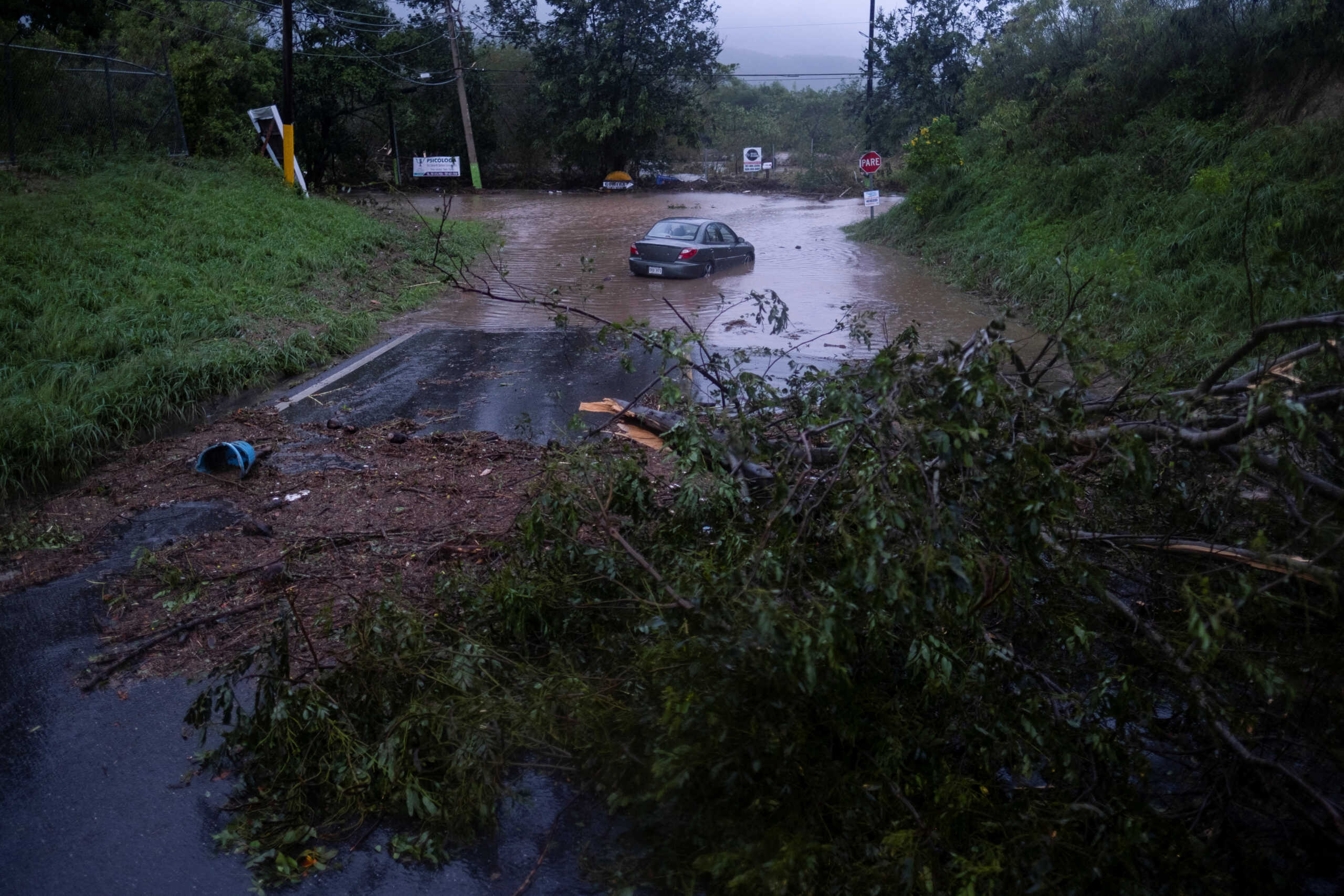 Πουέρτο Ρίκο: Καταρρακτώδεις βροχές στο πέρασμα του κυκλώνα Φιόνα – Κατέρρευσε γέφυρα από τις πλημμύρες