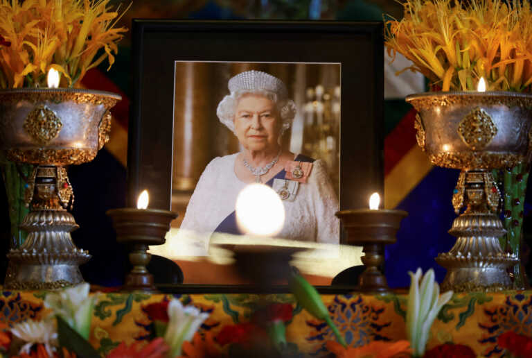 Βασίλισσα Ελισάβετ: «Έδινε μάχη με τον καρκίνο» αναφέρει νέα βιογραφία της